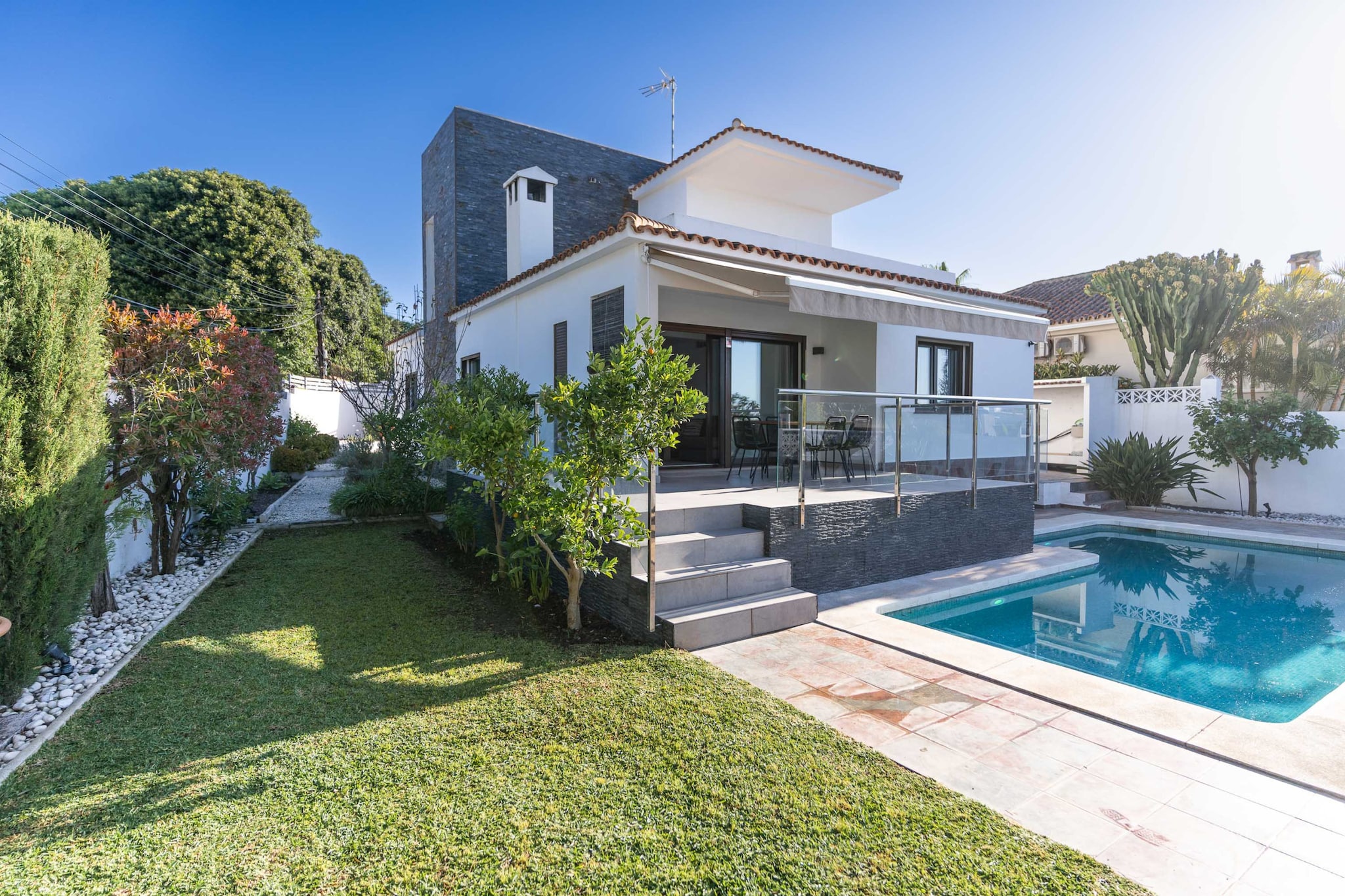 Modern Villa close to Costabella beach-Tuinen zomer