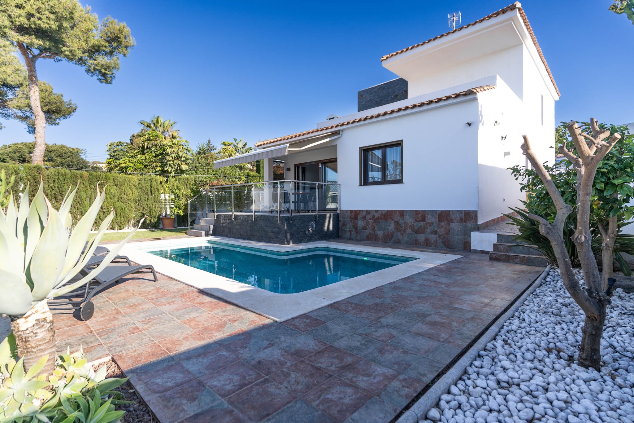 Modern Villa close to Costabella beach-Tuinen zomer