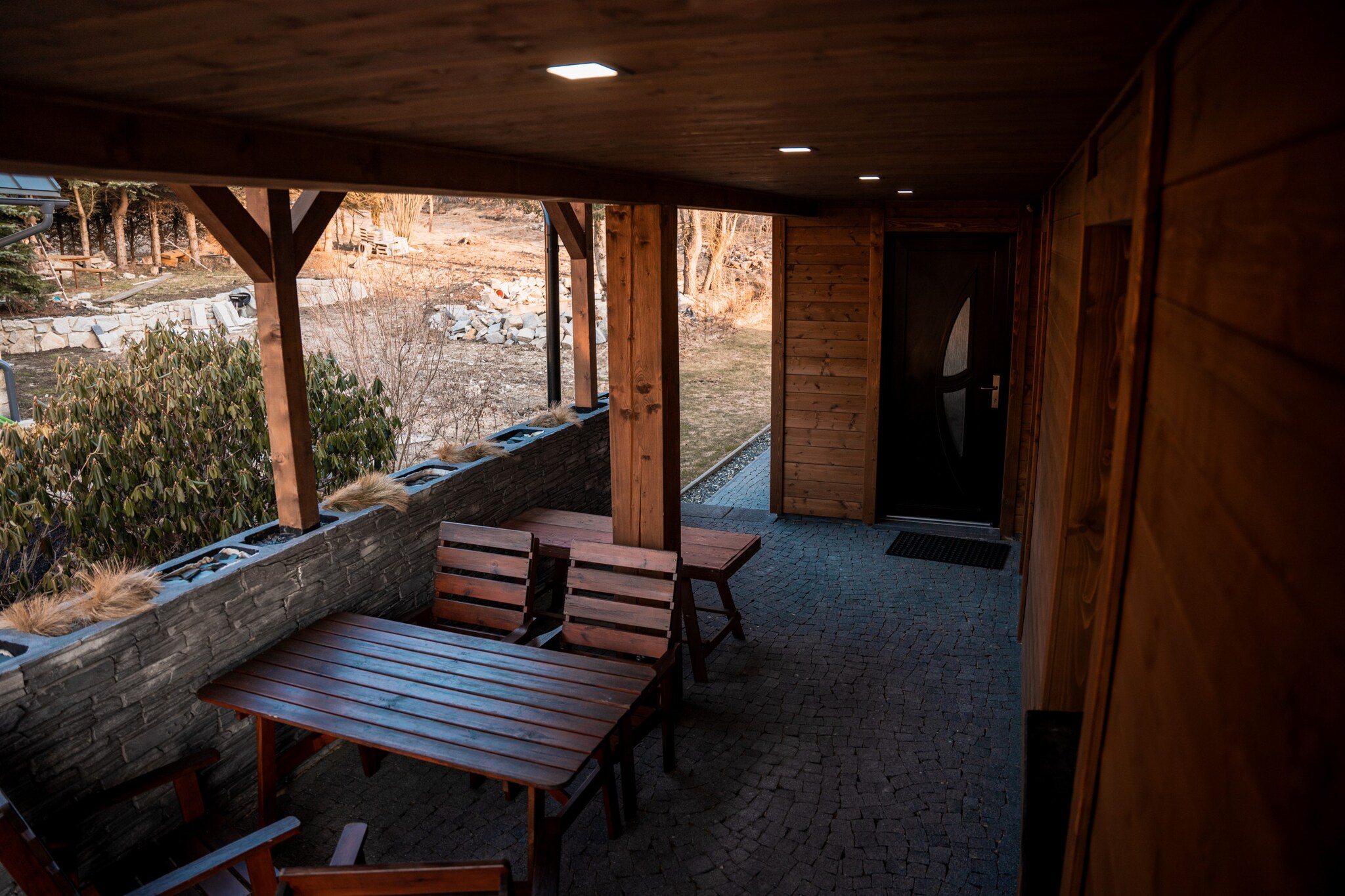 Living room(TV, dining table, fireplace, seating area), Kitchen(hob(induction), electric kettle, toaster, coffee machine, oven, microwave, dishwasher, fridge, freezer, dishes and cutlery, Cooking basics), bedroom(double bed, bunk bed), bedroom(double bed, bunk bed), bedroom(double bed), bedroom(double bed), bathroom(bath tub, washbasin), bathroom(shower, washbasin), toilet(toilet), toilet(toilet), Internet access, Garden Furniture , sauna, terrace, garden, BBQ, parking