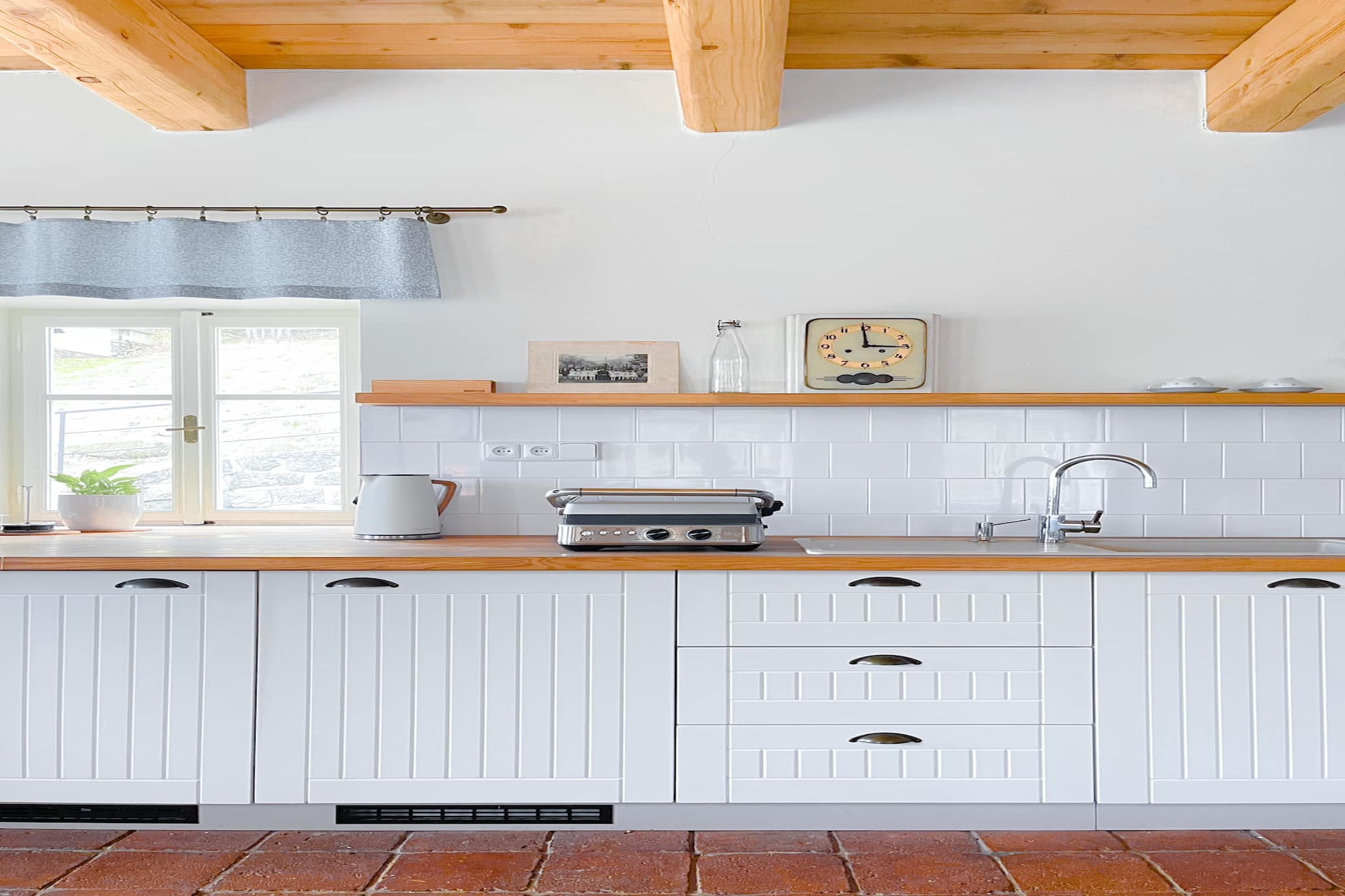 Kitchen(hob(ceramic), electric kettle, toaster, coffee machine, oven, microwave, dishwasher, fridge-freezer, dishes and cutlery), Living/diningroom(TV, dining table, fireplace, seating area), bedroom(double bed), bedroom(single bed, double bed), bedroom(single bed, double bed), bedroom(single bed, double bed), bathroom(shower, washbasin, toilet), bathroom(shower, washbasin, toilet), toilet(toilet), ski storage, Internet access, sauna, heating(central, floor heating), terrace, garden, garden furniture, BBQ, parking, hairdryer, Charging post for electric cars, Alarm