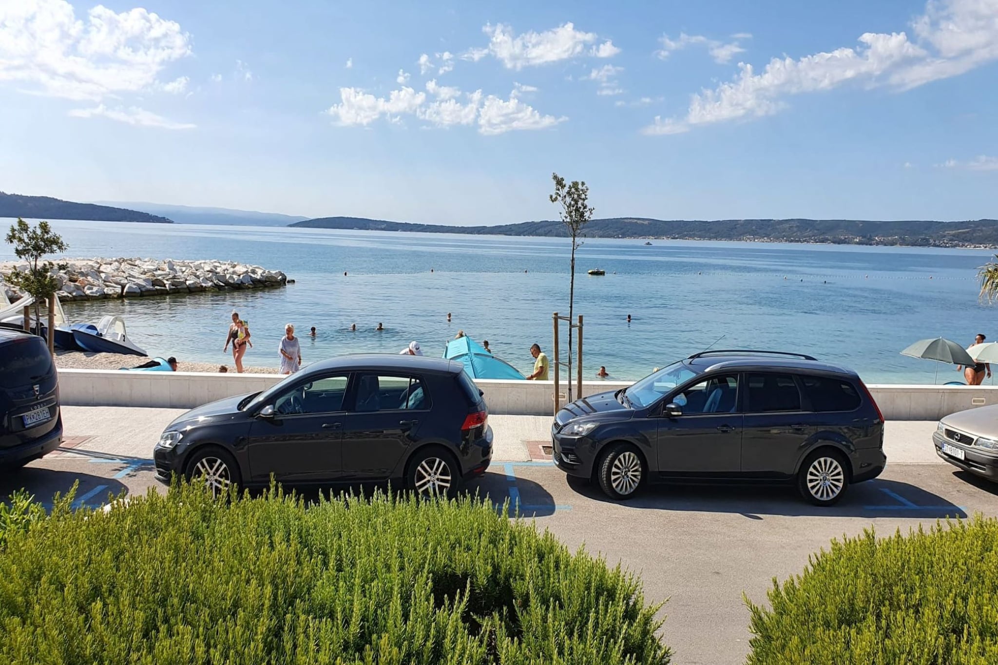 Spacious Apartment Steps from the Beach, with Private Terrace and Grill - Three Bedroom Apartment-Extérieur