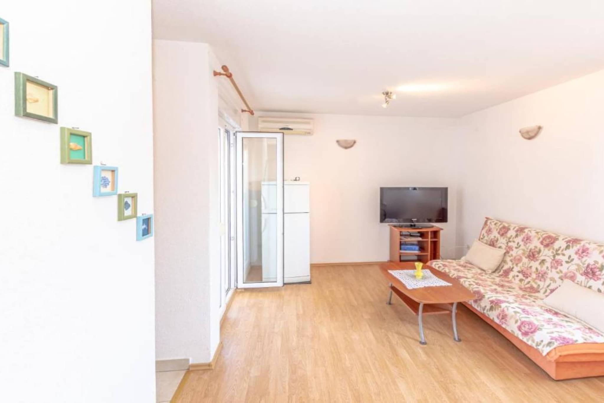 Charming and Cozy Okrug Gornji Apartment with Balcony - One Bedroom Apartment with Balcony