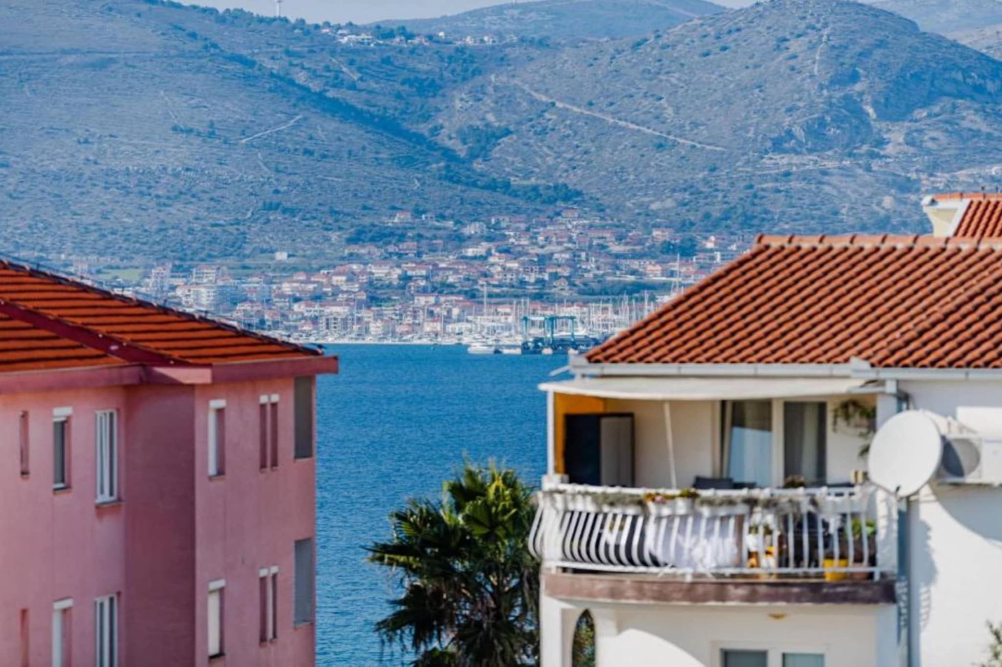 Charming and Cozy Okrug Gornji Apartment with Balcony - One Bedroom Apartment with Balcony