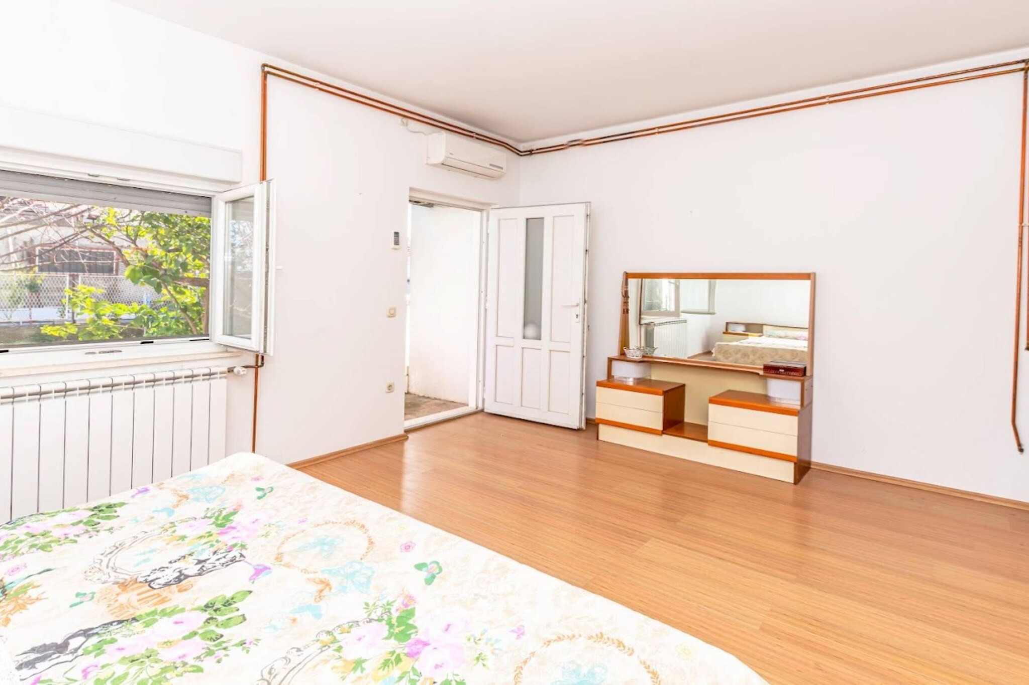 Sunny and Sleek Apartment Kastel Novi with Terrace - Three Bedroom Apartment with Terrace-Schlafzimmer