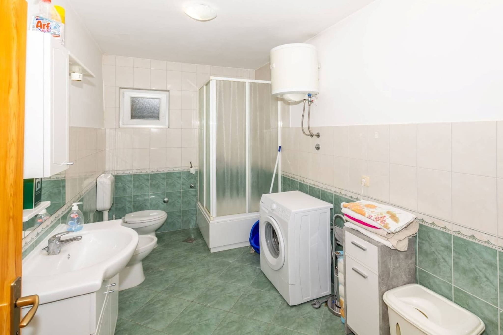 Sunny and Sleek Apartment Kastel Novi with Terrace - Three Bedroom Apartment with Terrace-Badezimmer