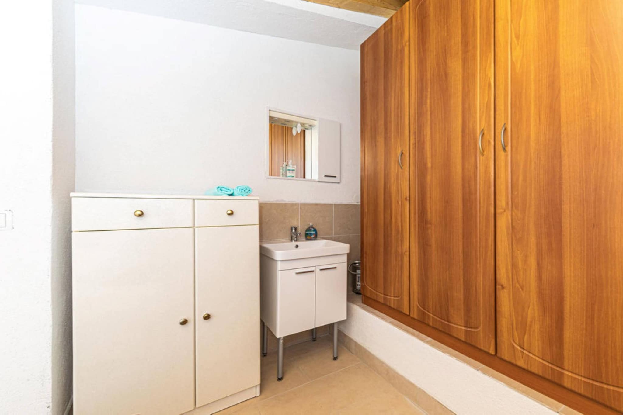 Countryside Idyllic Holiday Home with Pool - Three Bedroom Holiday Home with Pool-Bathroom