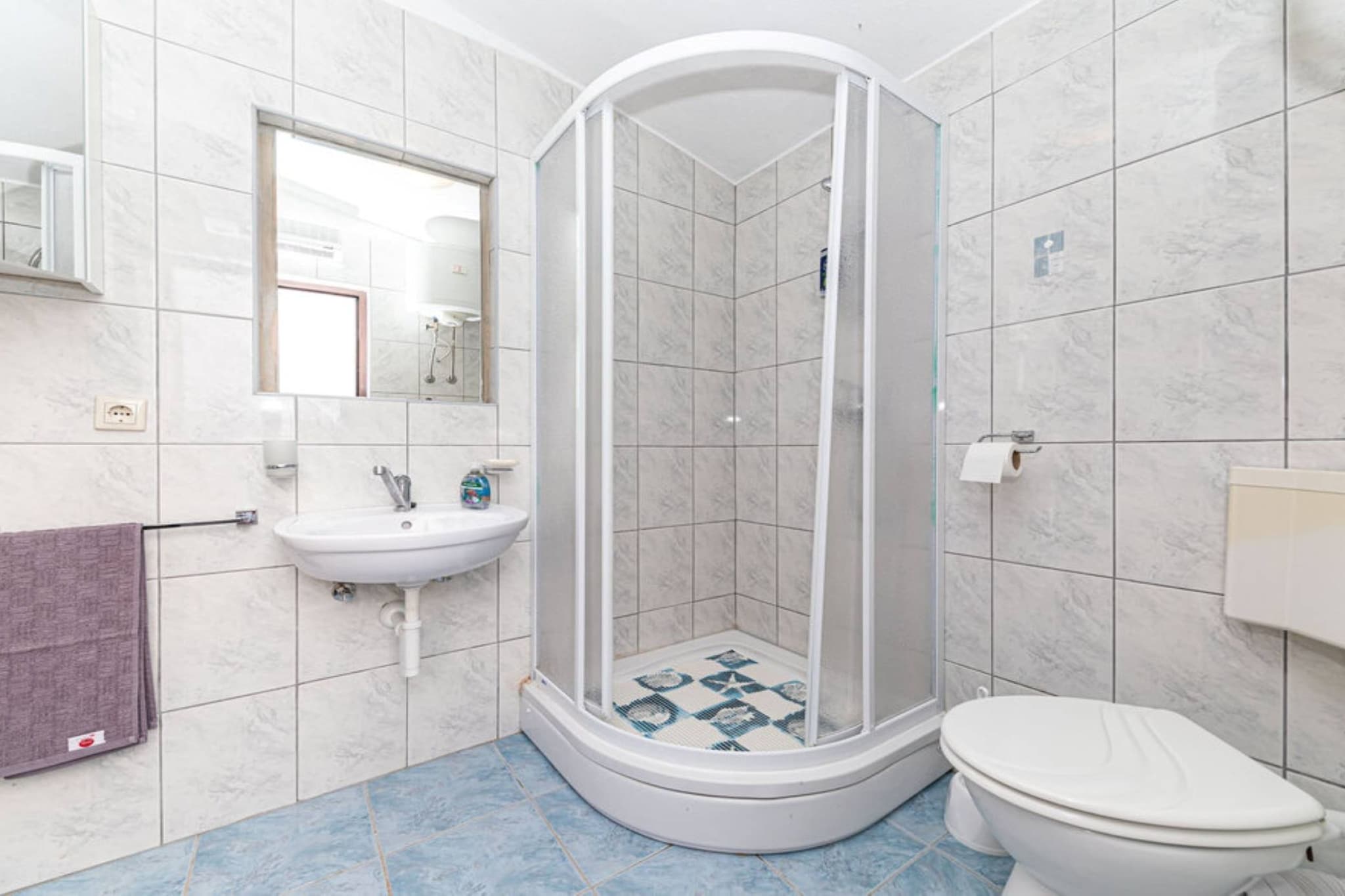 Countryside Idyllic Holiday Home with Pool - Three Bedroom Holiday Home with Pool-Bathroom