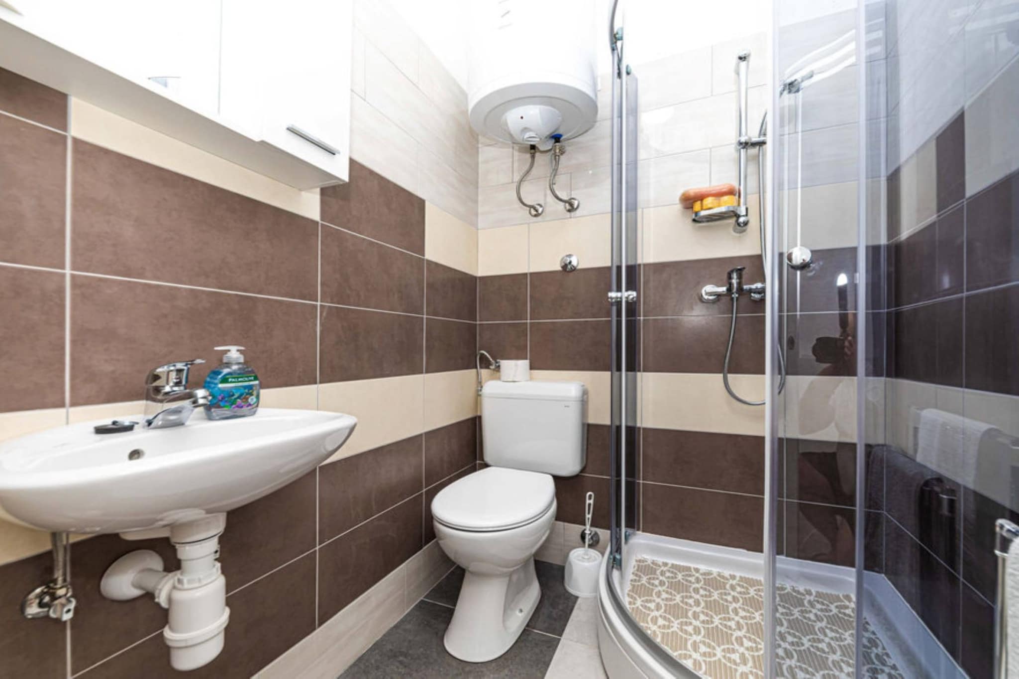 Countryside Idyllic Holiday Home with Pool - Three Bedroom Holiday Home with Pool-Bathroom