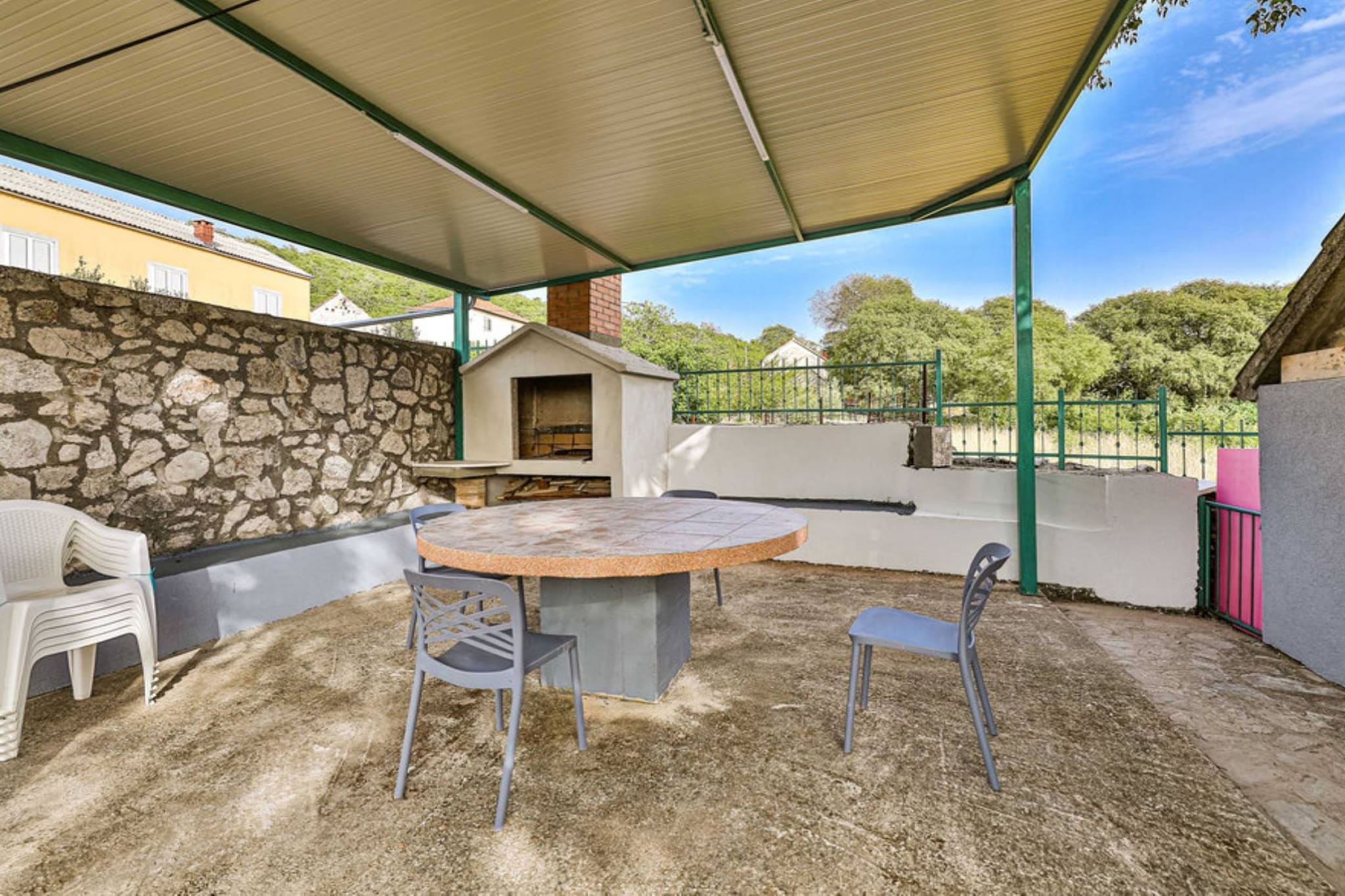 Countryside Idyllic Holiday Home with Pool - Three Bedroom Holiday Home with Pool