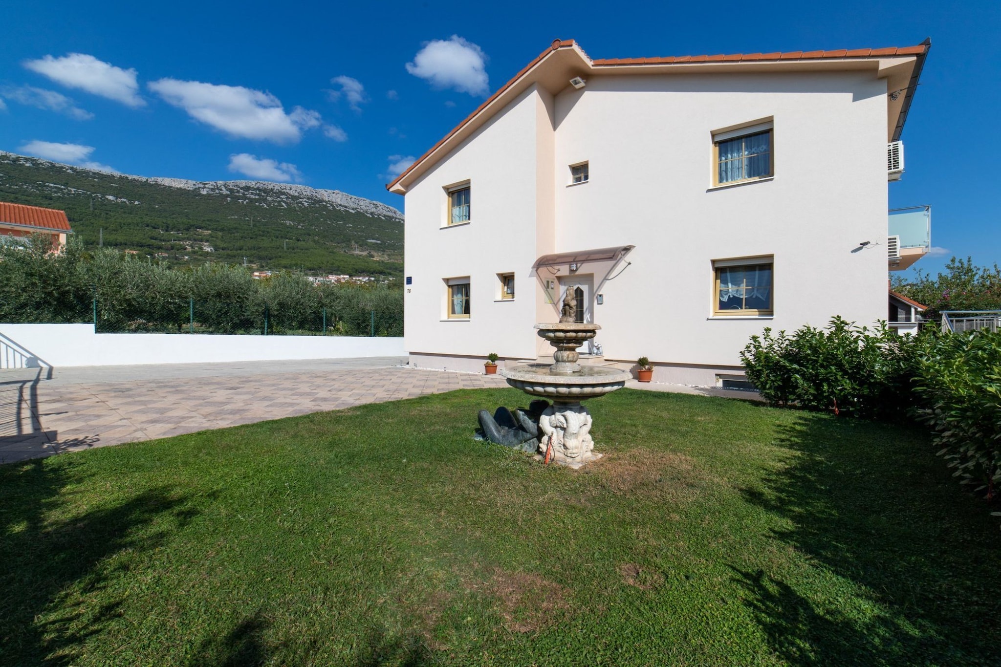 Spacious Holiday Home with Pool and Hot Tub in Kastel Stari - Four Bedroom Holiday Home with Pool-Extérieur
