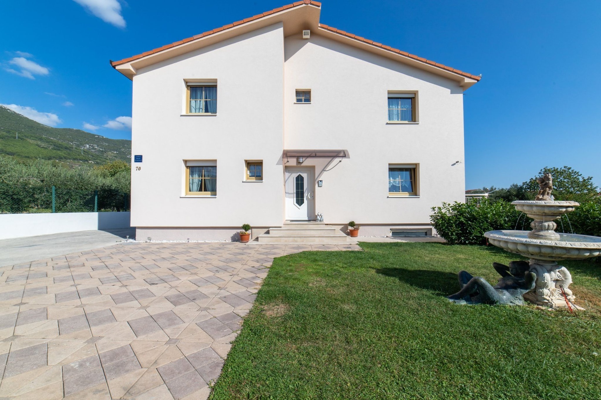 Spacious Holiday Home with Pool and Hot Tub in Kastel Stari - Four Bedroom Holiday Home with Pool-Extérieur