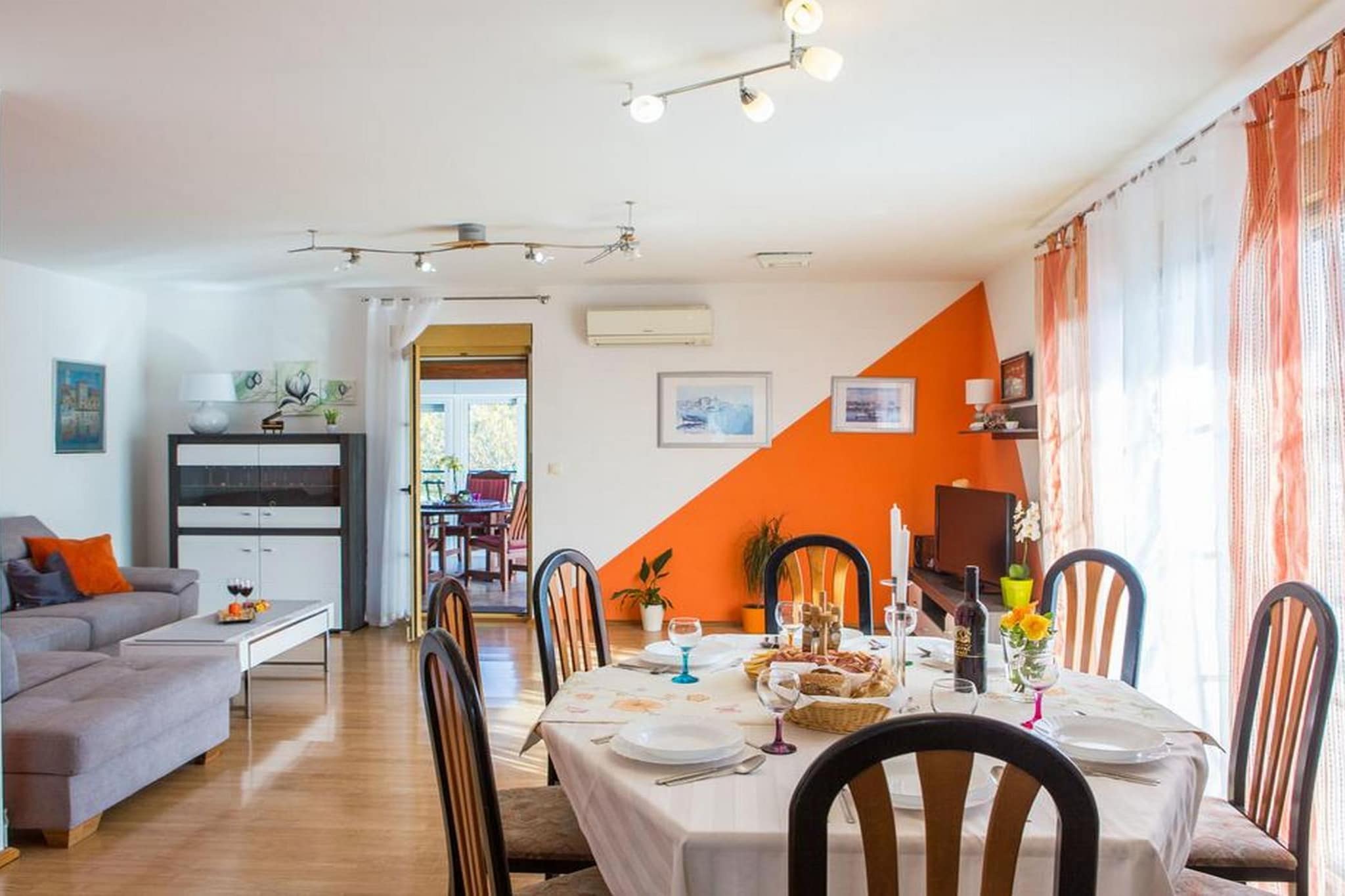 Spacious Holiday Home with Pool and Hot Tub in Kastel Stari - Four Bedroom Holiday Home with Pool-Salon