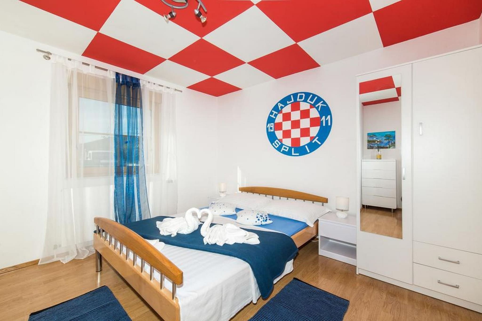 Spacious Holiday Home with Pool and Hot Tub in Kastel Stari - Four Bedroom Holiday Home with Pool-Chambre