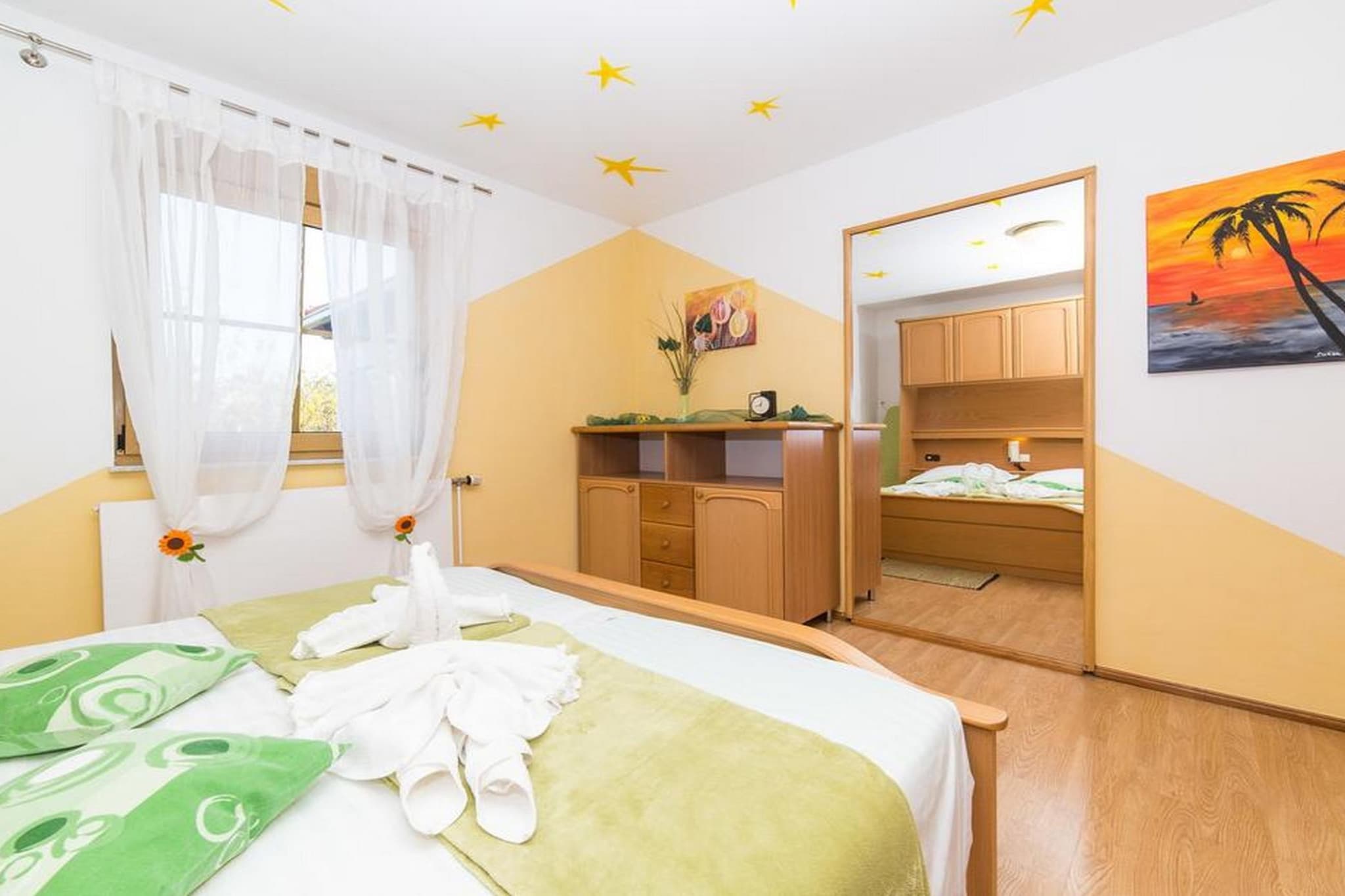 Spacious Holiday Home with Pool and Hot Tub in Kastel Stari - Four Bedroom Holiday Home with Pool-Chambre