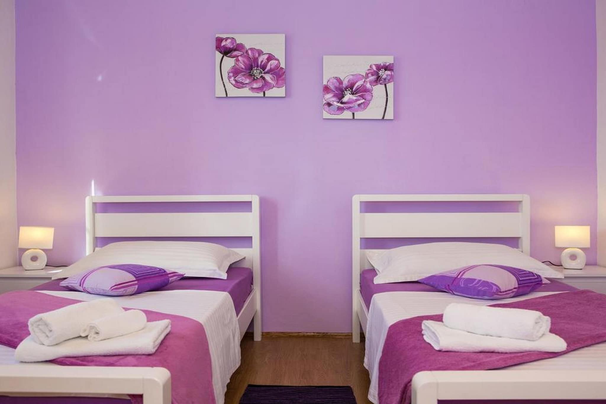 Spacious Holiday Home with Pool and Hot Tub in Kastel Stari - Four Bedroom Holiday Home with Pool-Chambre