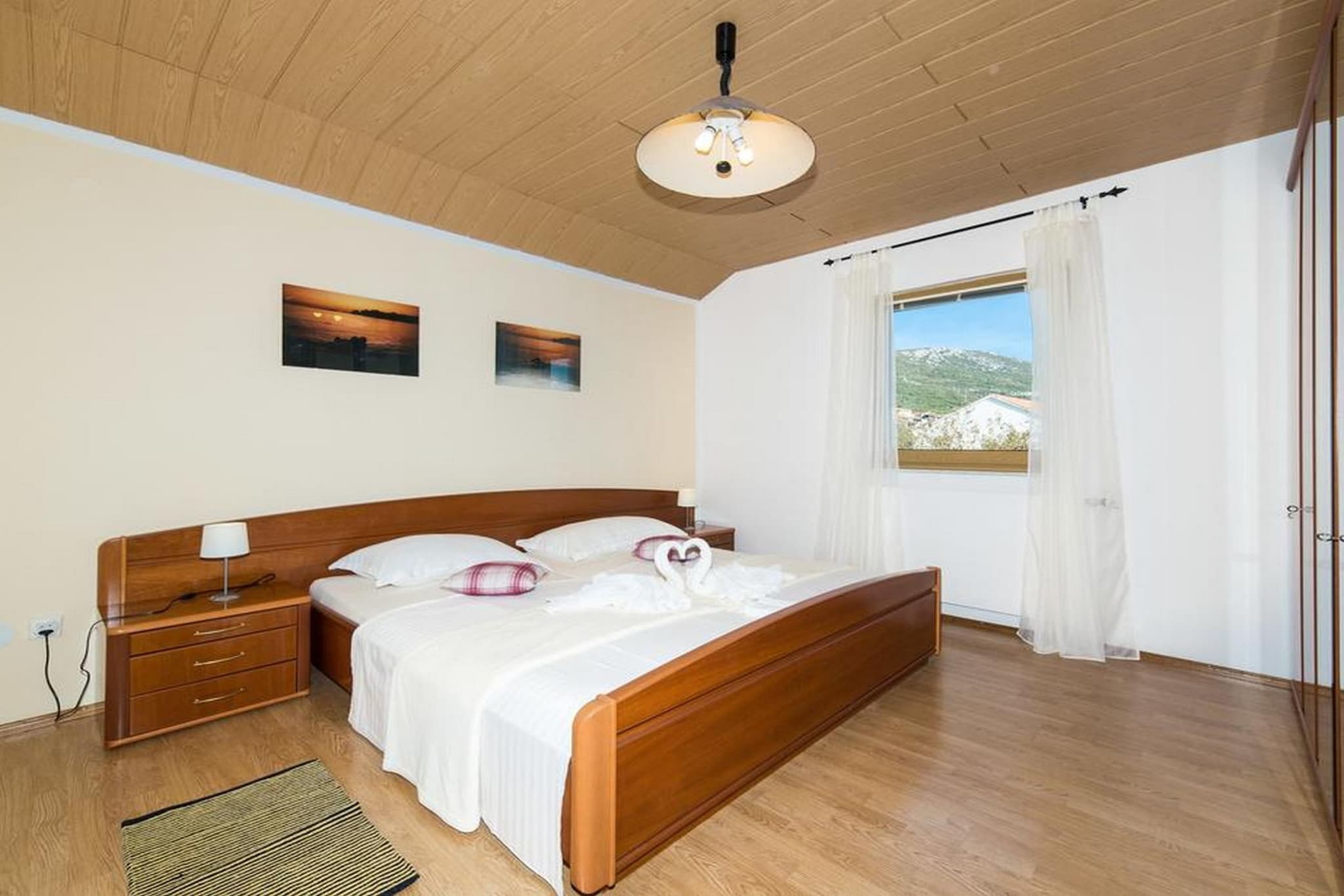 Spacious Holiday Home with Pool and Hot Tub in Kastel Stari - Four Bedroom Holiday Home with Pool-Chambre