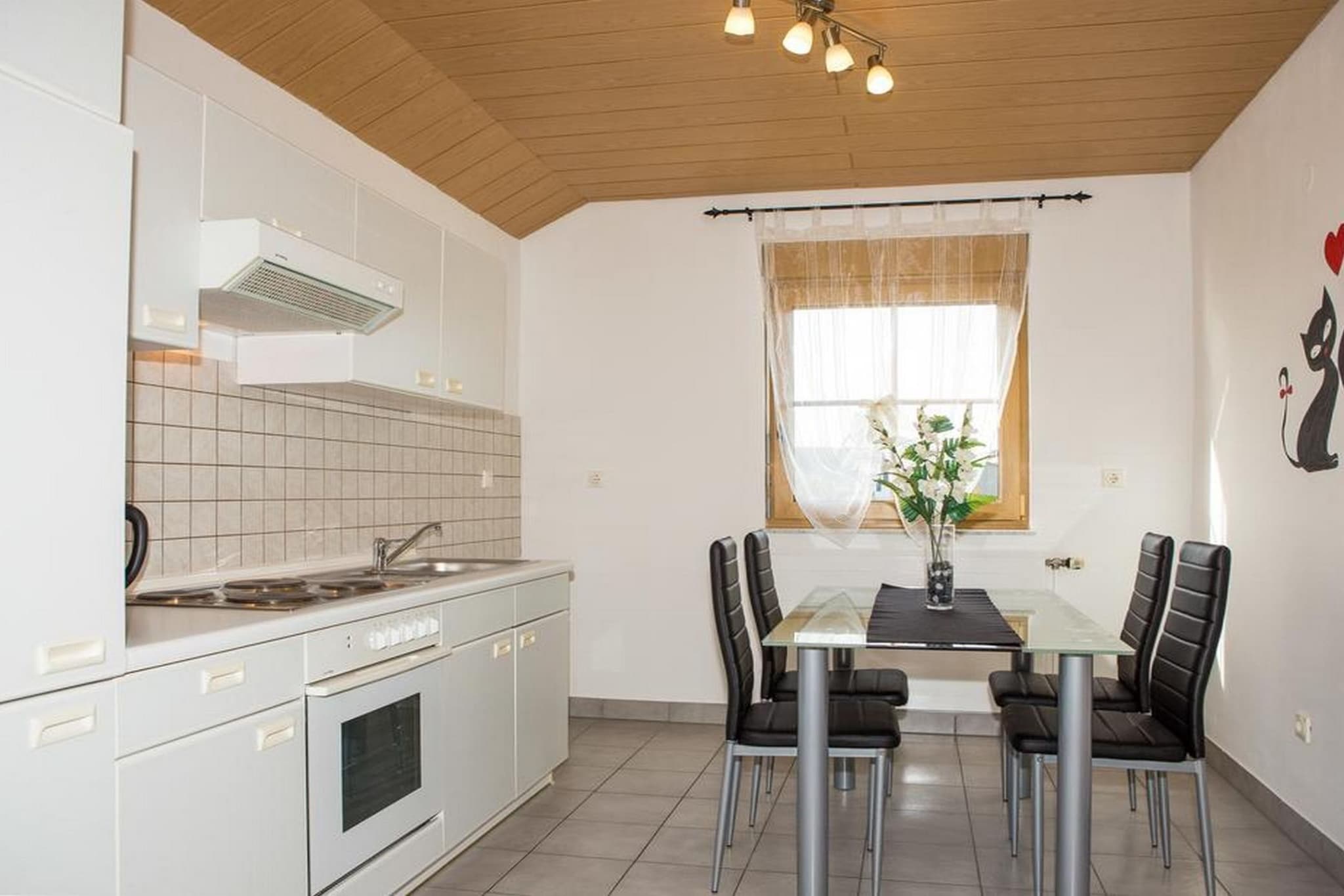 Spacious Holiday Home with Pool and Hot Tub in Kastel Stari - Four Bedroom Holiday Home with Pool-Cuisine
