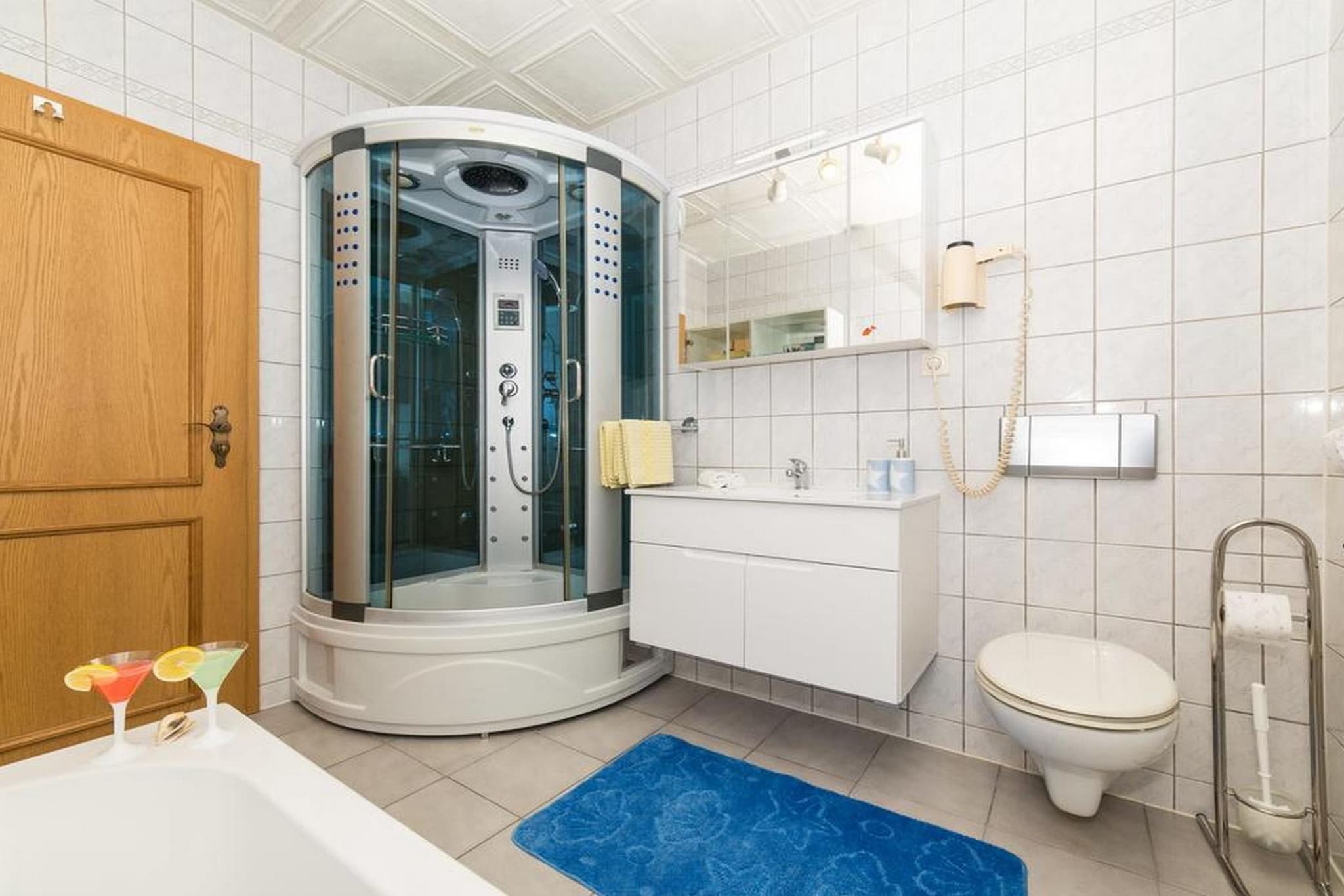 Spacious Holiday Home with Pool and Hot Tub in Kastel Stari - Four Bedroom Holiday Home with Pool-Salle de bain