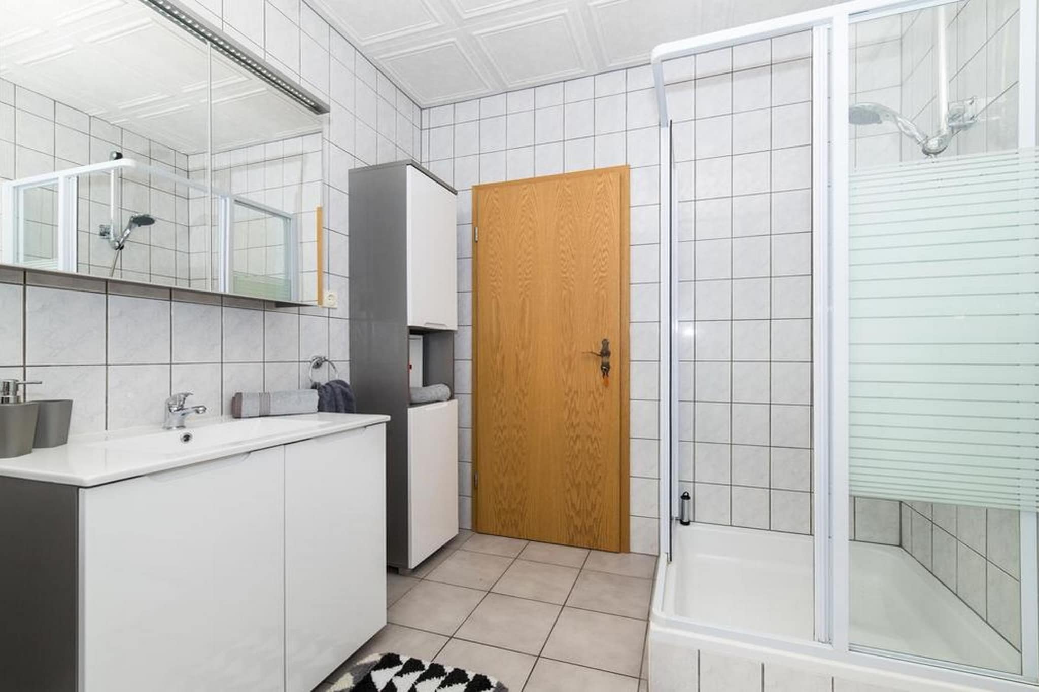 Spacious Holiday Home with Pool and Hot Tub in Kastel Stari - Four Bedroom Holiday Home with Pool-Salle de bain