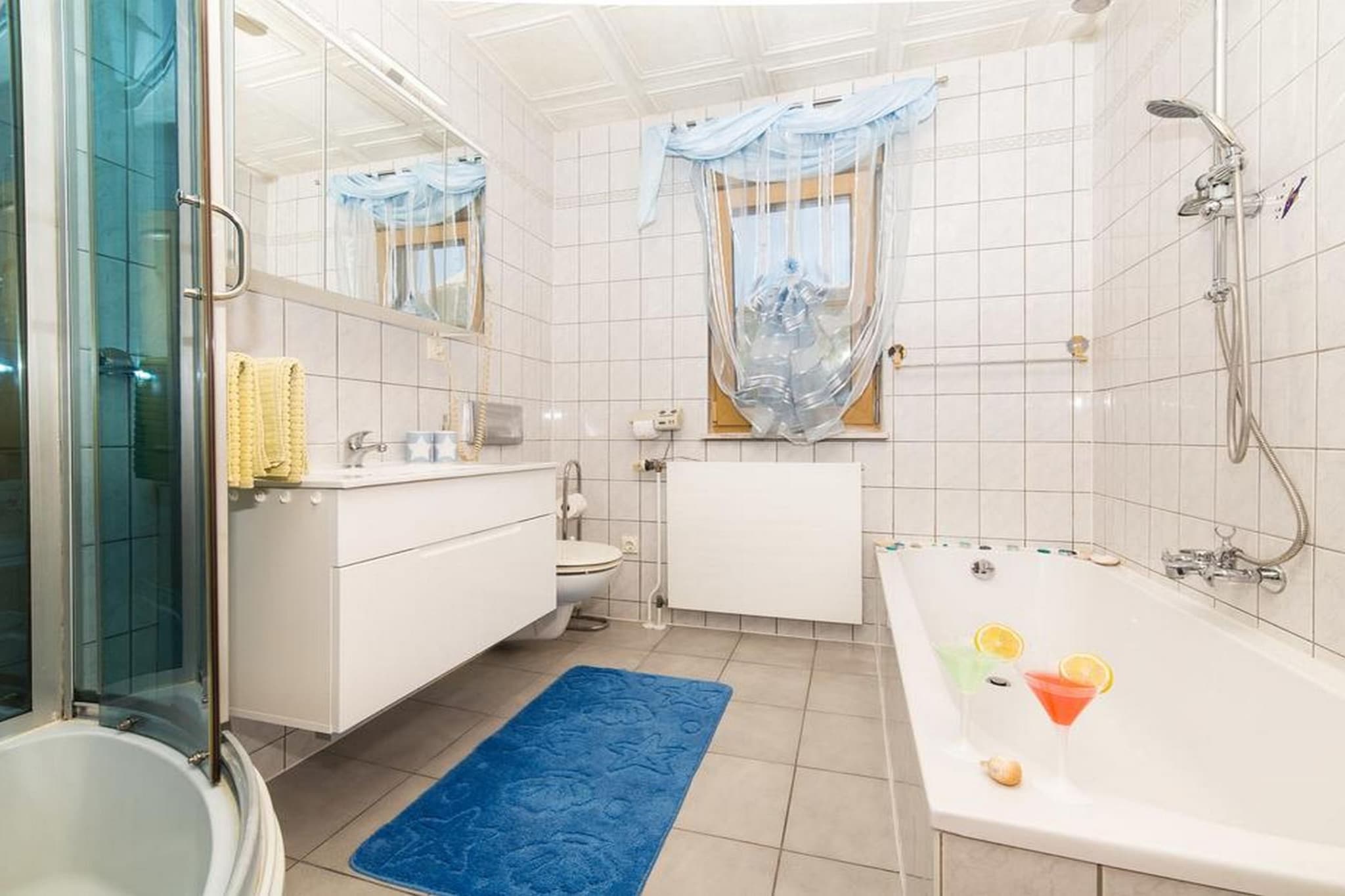 Spacious Holiday Home with Pool and Hot Tub in Kastel Stari - Four Bedroom Holiday Home with Pool-Salle de bain