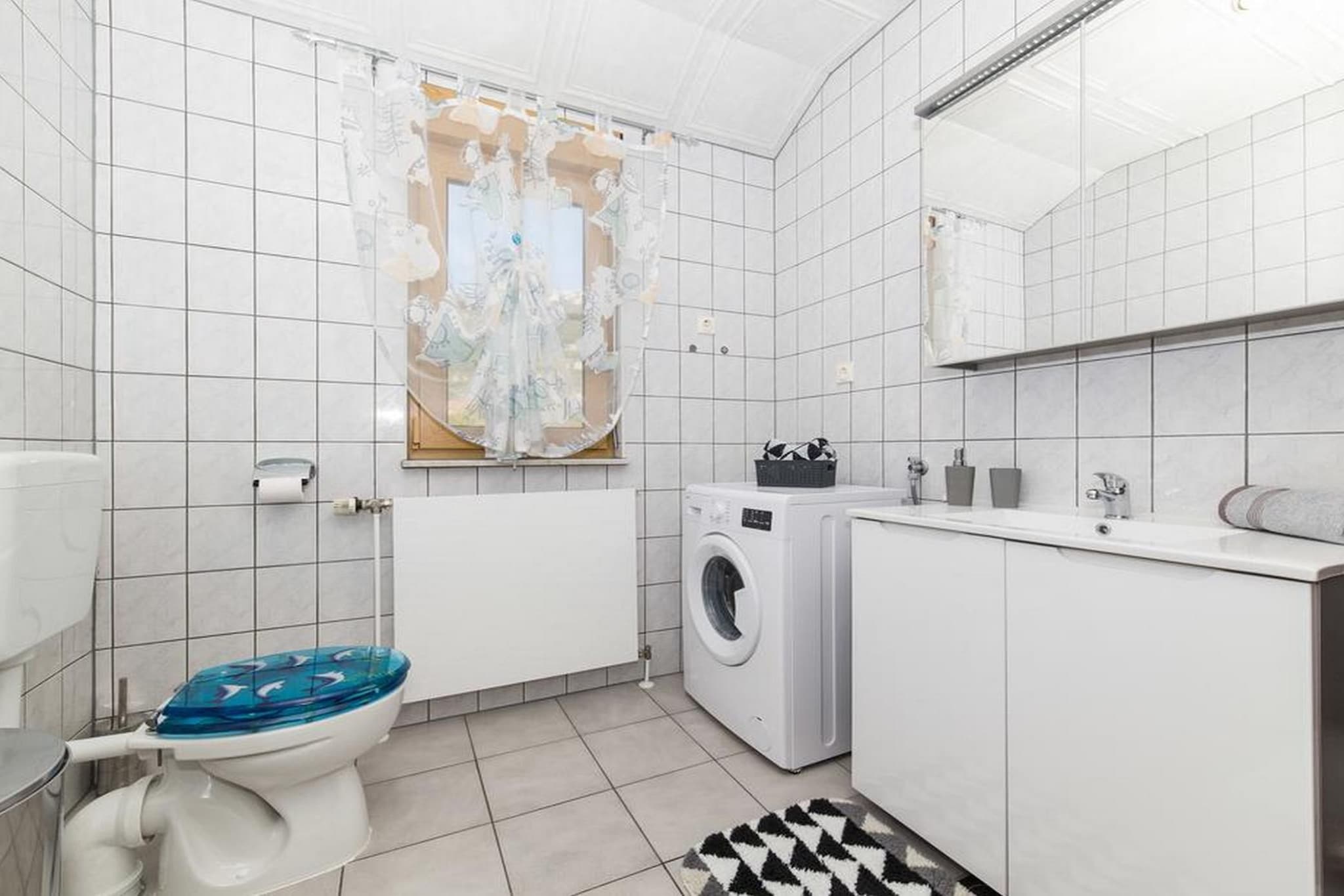 Spacious Holiday Home with Pool and Hot Tub in Kastel Stari - Four Bedroom Holiday Home with Pool-Salle de bain