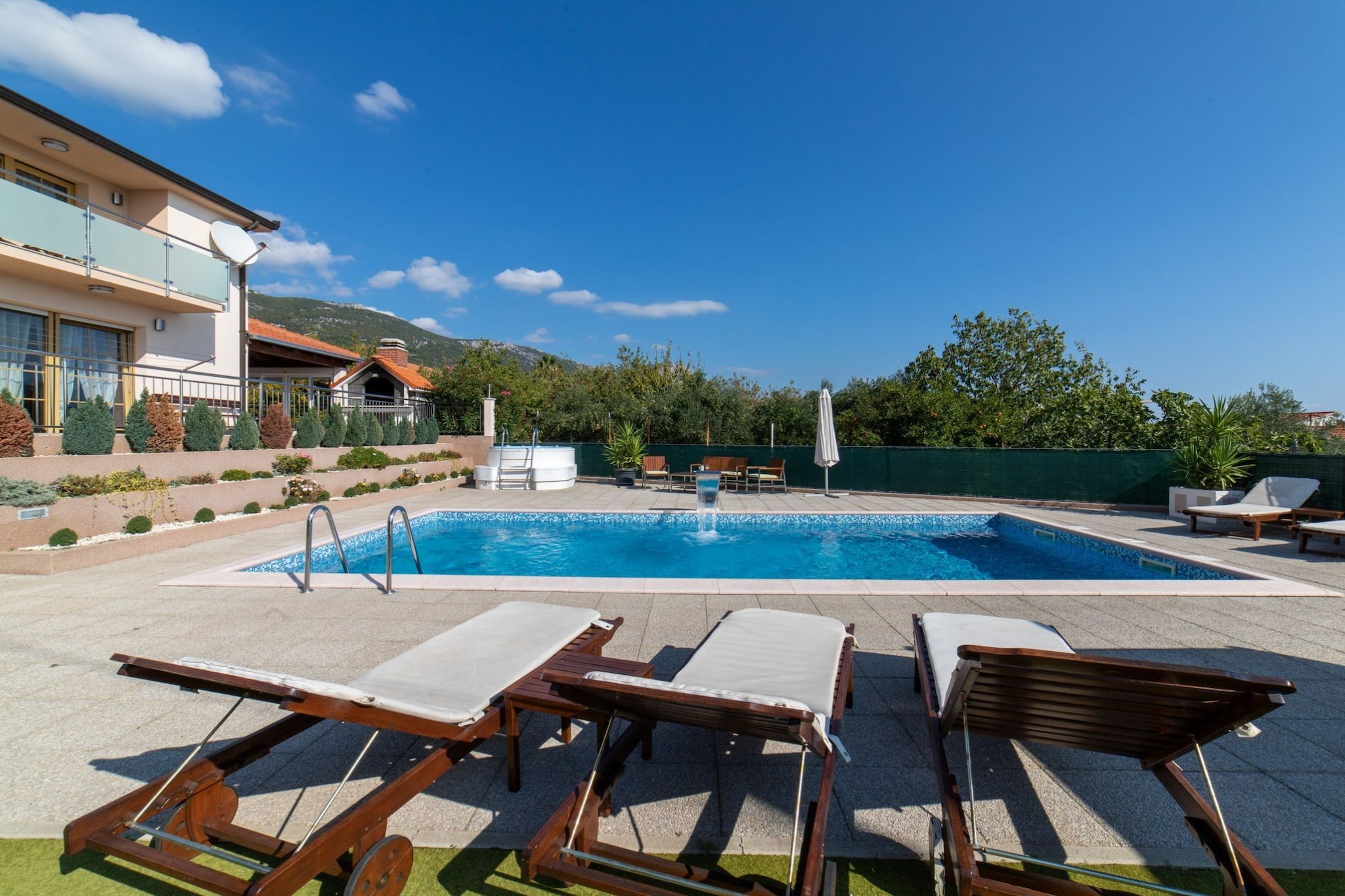 Spacious Holiday Home with Pool and Hot Tub in Kastel Stari - Four Bedroom Holiday Home with Pool-Piscine