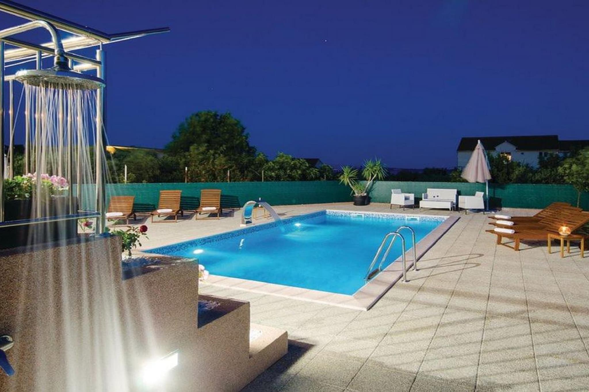 Spacious Holiday Home with Pool and Hot Tub in Kastel Stari - Four Bedroom Holiday Home with Pool-Piscine
