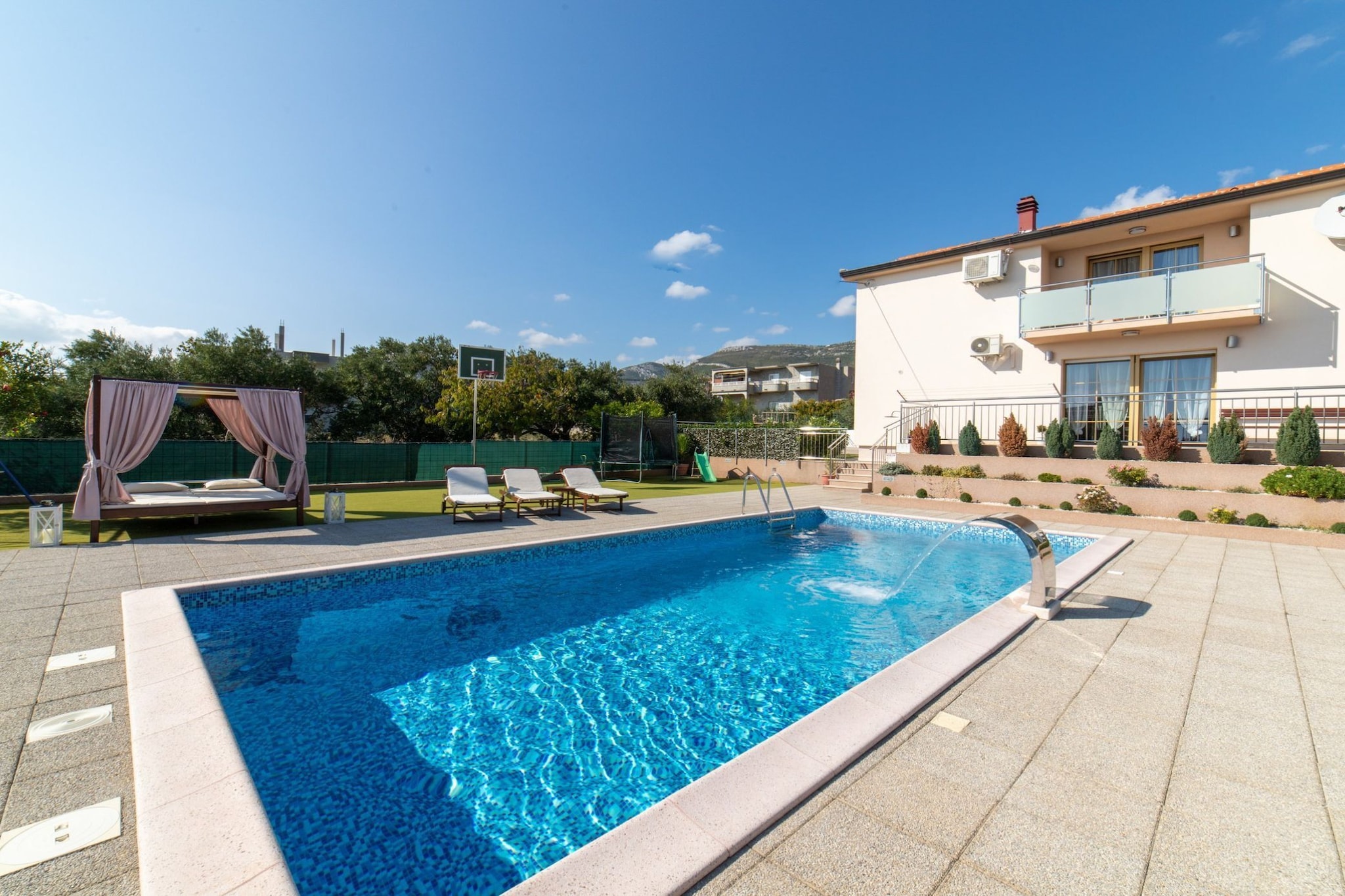 Spacious Holiday Home with Pool and Hot Tub in Kastel Stari - Four Bedroom Holiday Home with Pool-Piscine