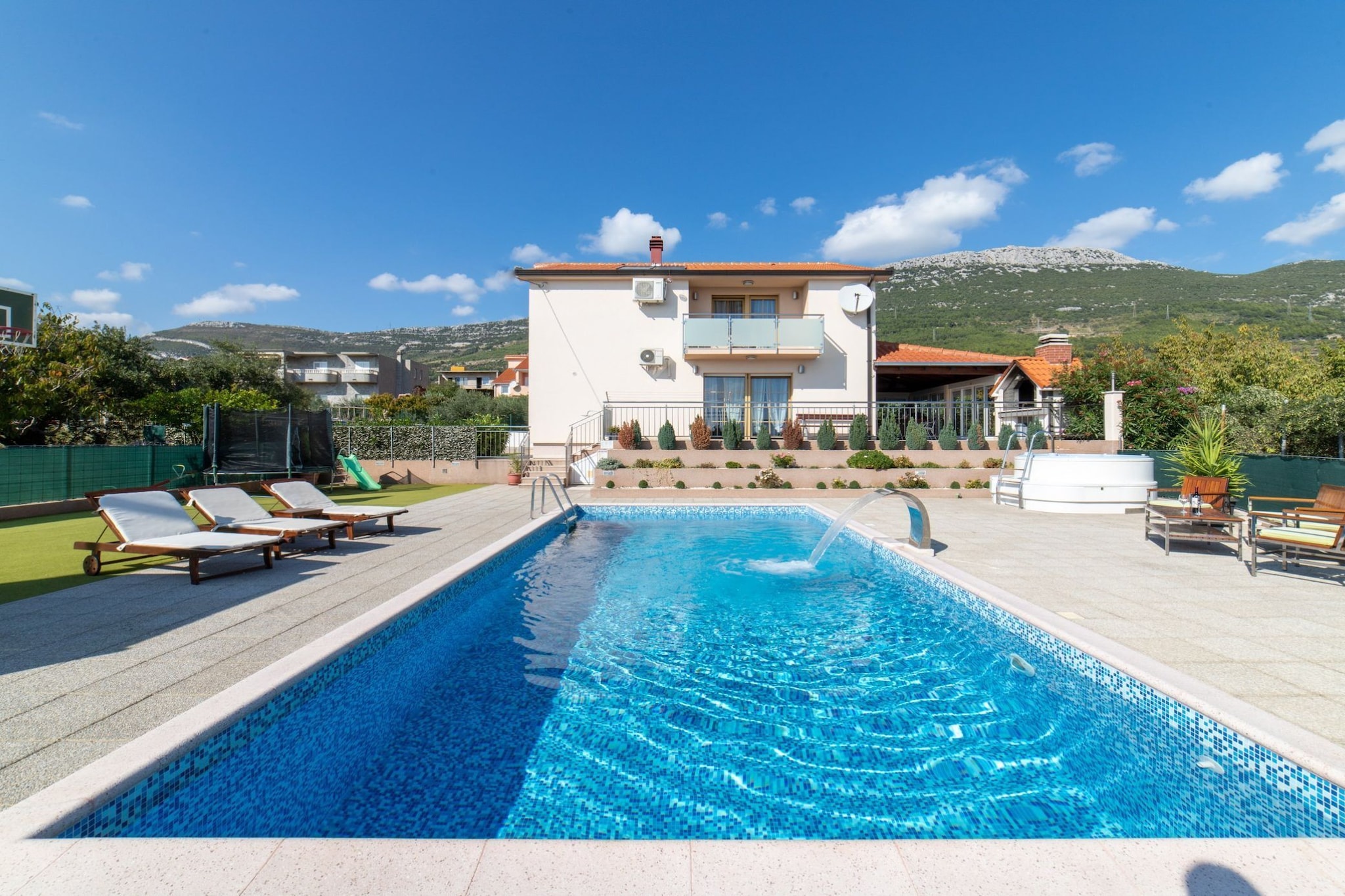 Spacious Holiday Home with Pool and Hot Tub in Kastel Stari - Four Bedroom Holiday Home with Pool-Piscine