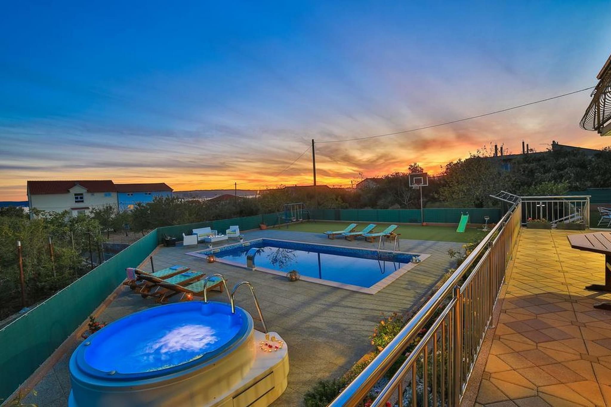 Spacious Holiday Home with Pool and Hot Tub in Kastel Stari - Four Bedroom Holiday Home with Pool-Vue