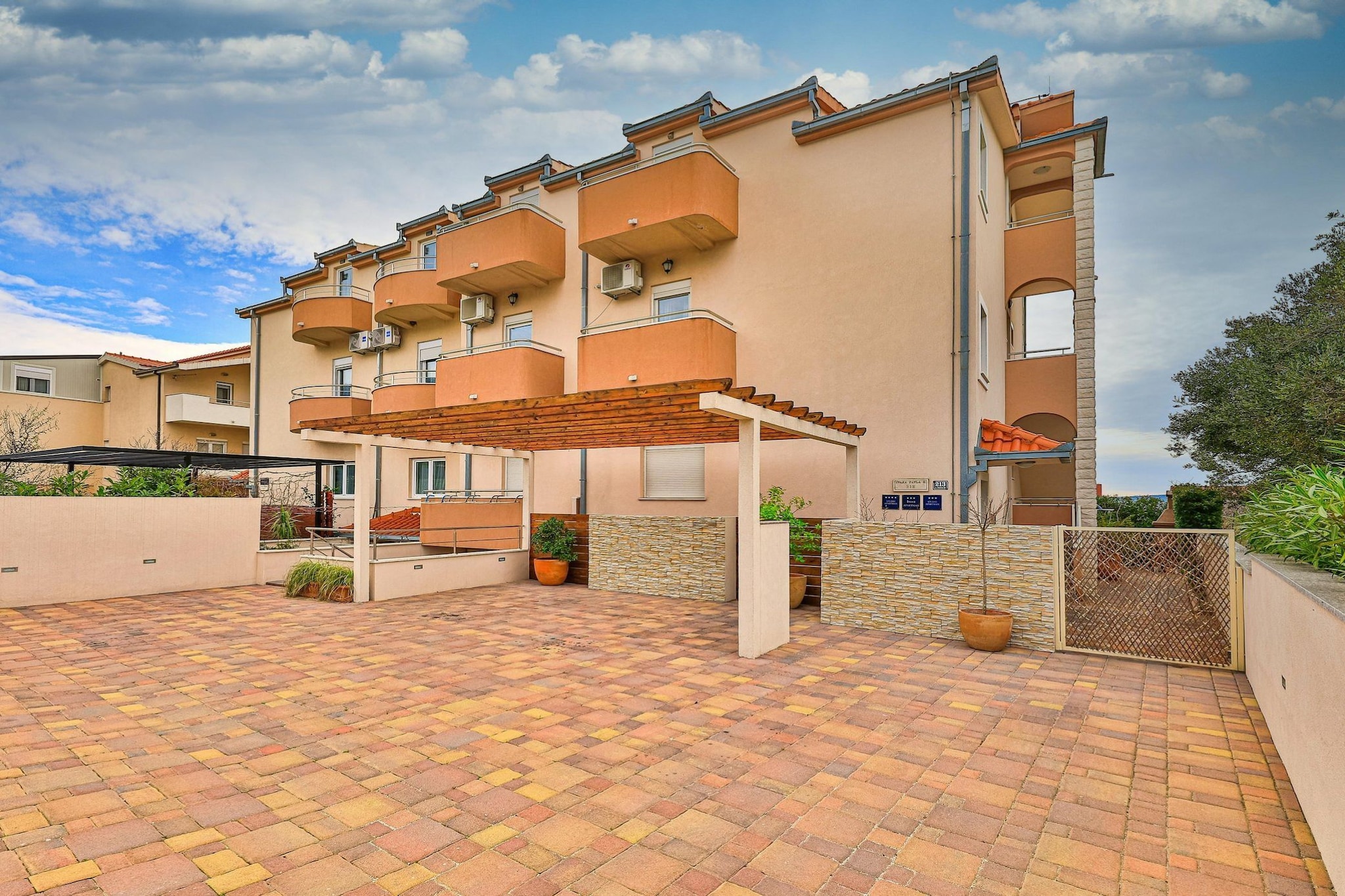Charming Villa with Outdoor Pool, BBQ, and Sun Deck in Tranquil Kaštela Area - Five bedroom Villa-Extérieur