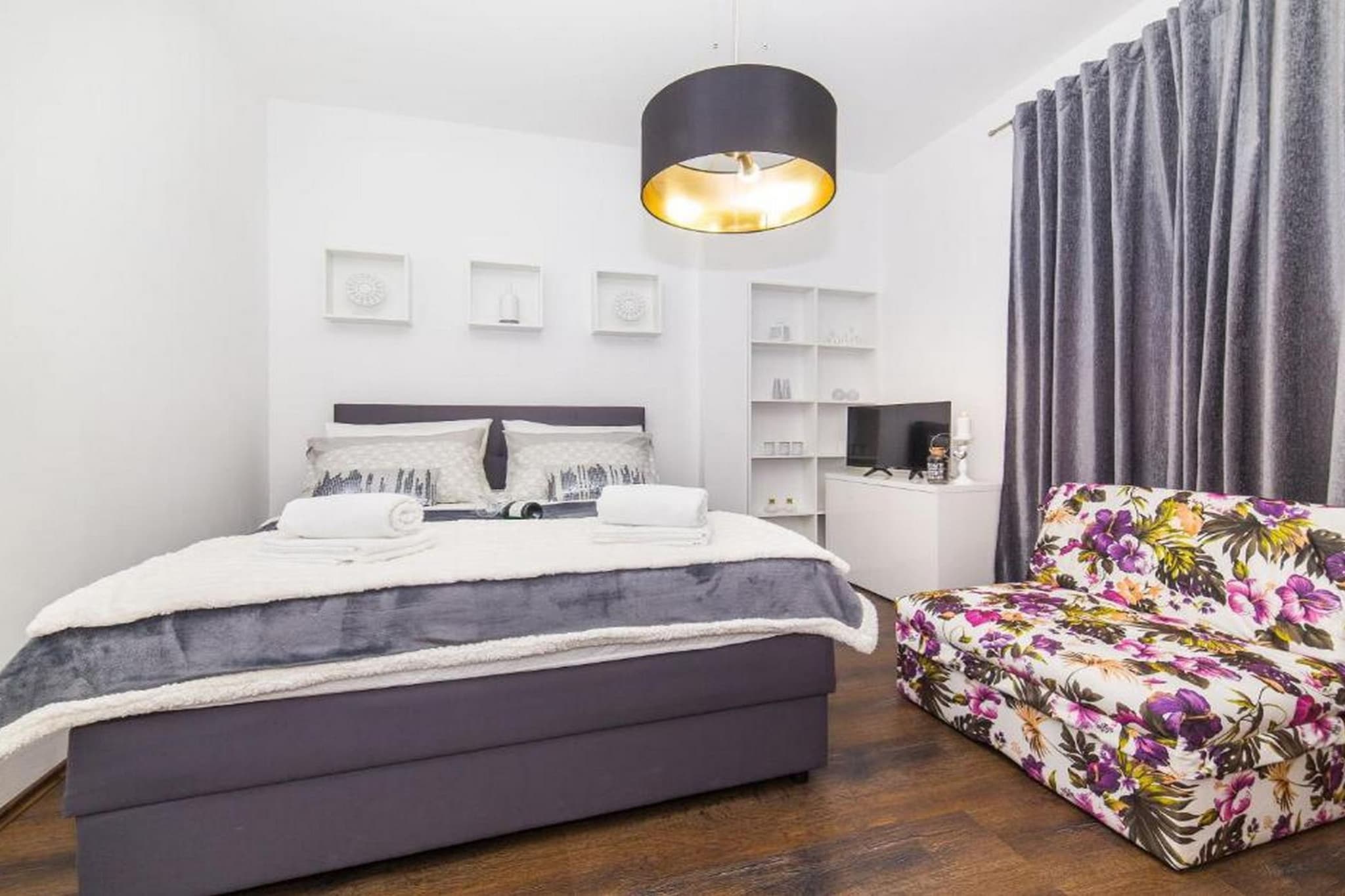Charming Villa with Outdoor Pool, BBQ, and Sun Deck in Tranquil Kaštela Area - Five bedroom Villa-Chambre
