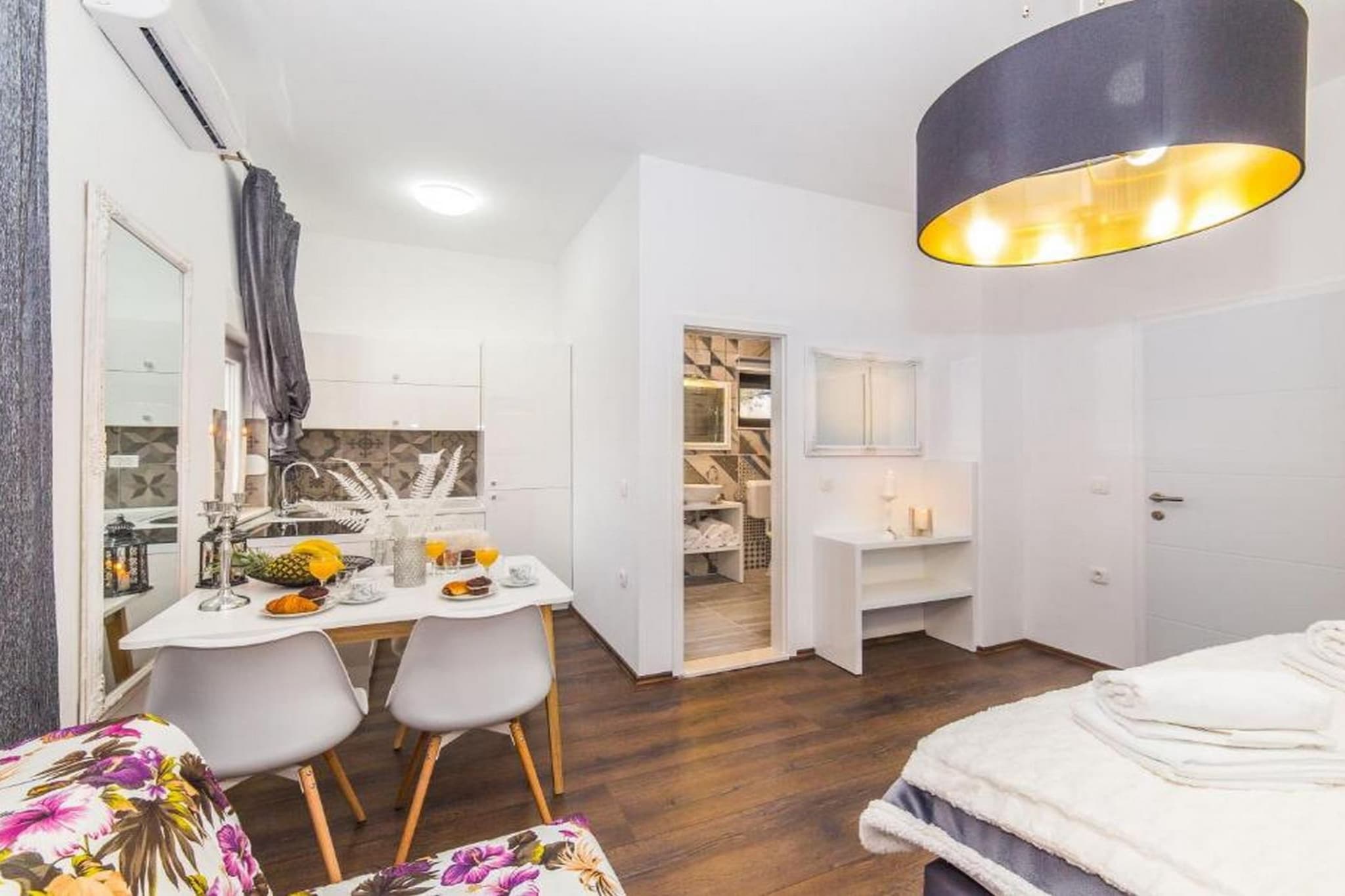 Charming Villa with Outdoor Pool, BBQ, and Sun Deck in Tranquil Kaštela Area - Five bedroom Villa-Chambre
