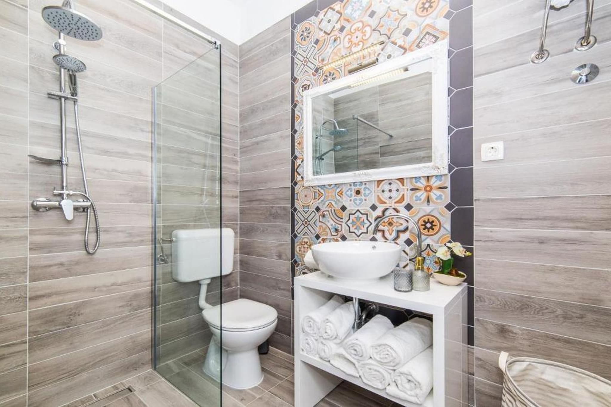 Charming Villa with Outdoor Pool, BBQ, and Sun Deck in Tranquil Kaštela Area - Five bedroom Villa-Salle de bain