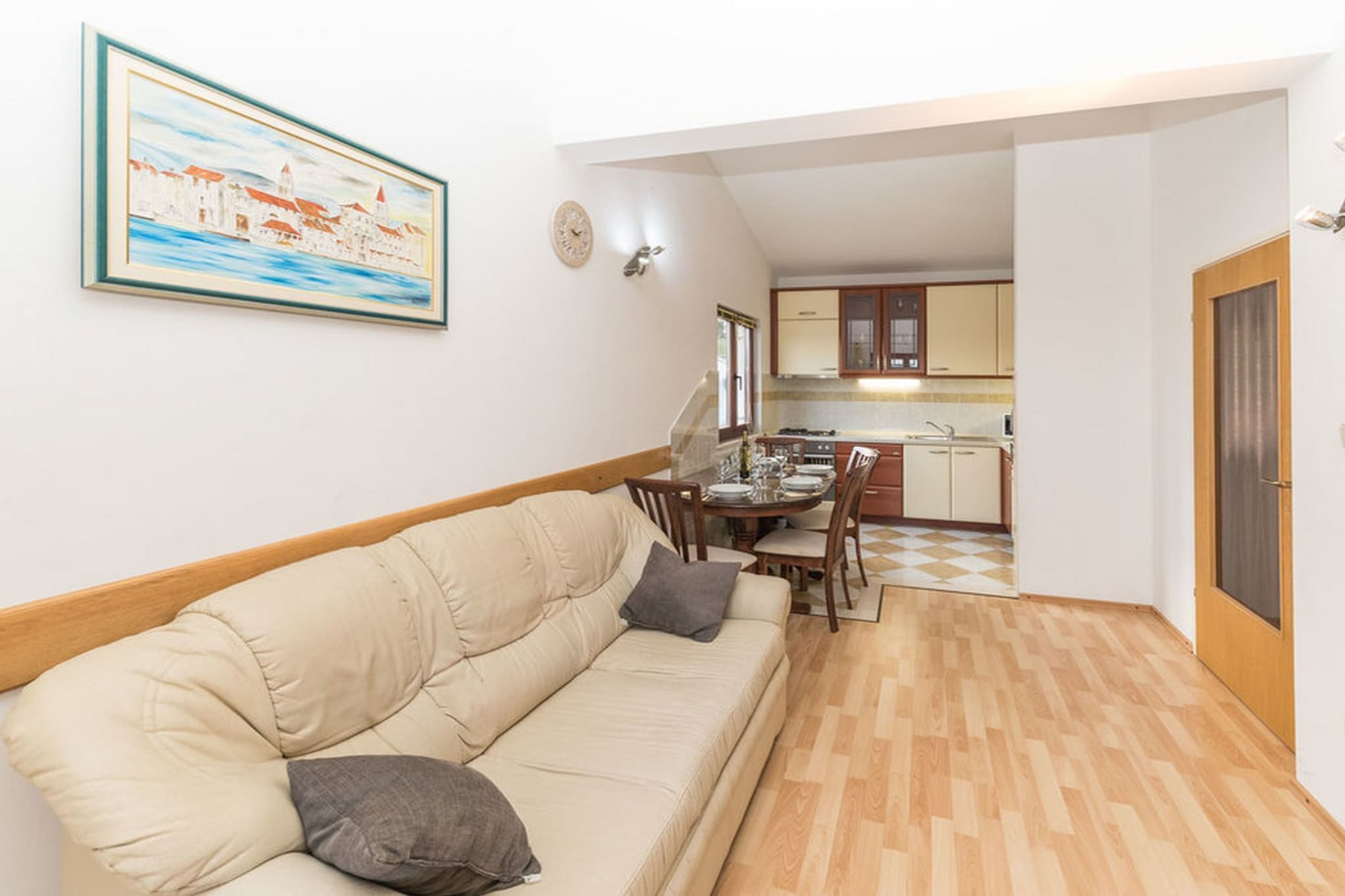 Relaxing Holiday Home with Pool, Fitness Area, and Entertainment Facilities - Six Bedroom Holiday Home-Wohnzimmer