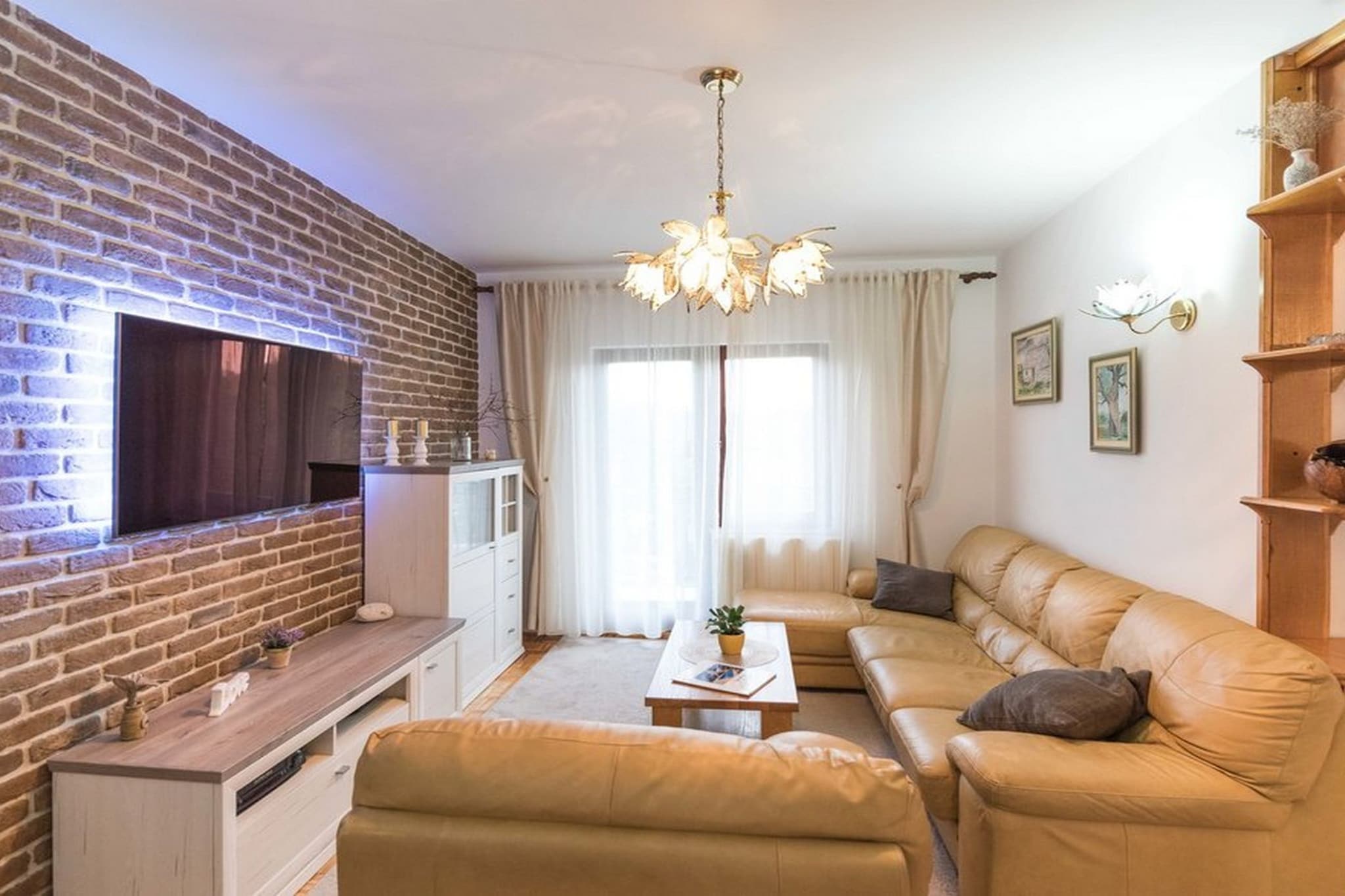Relaxing Holiday Home with Pool, Fitness Area, and Entertainment Facilities - Six Bedroom Holiday Home-Wohnzimmer