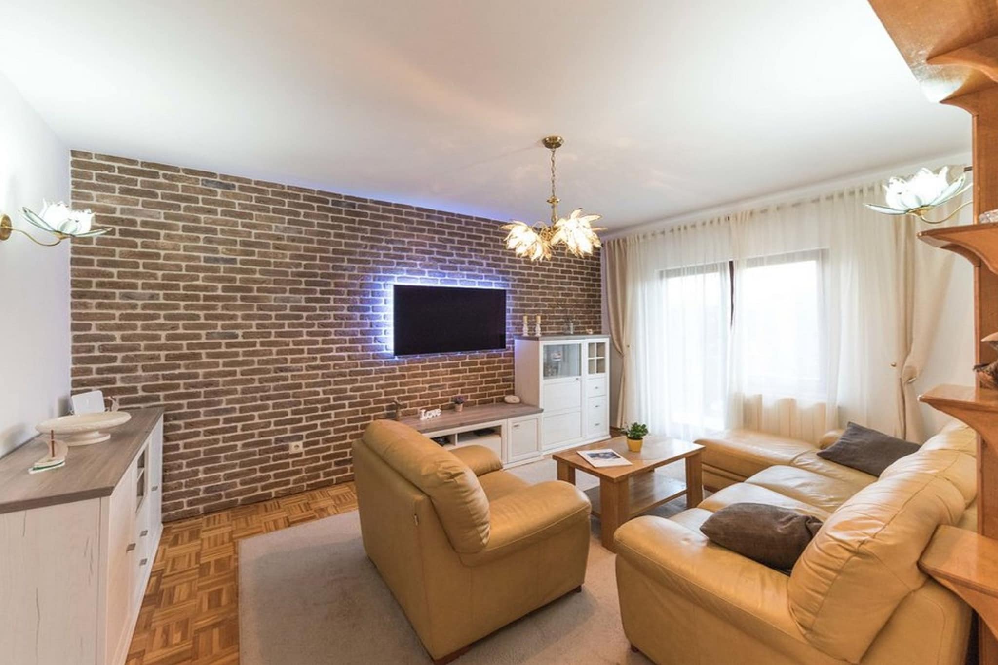 Relaxing Holiday Home with Pool, Fitness Area, and Entertainment Facilities - Six Bedroom Holiday Home-Wohnzimmer
