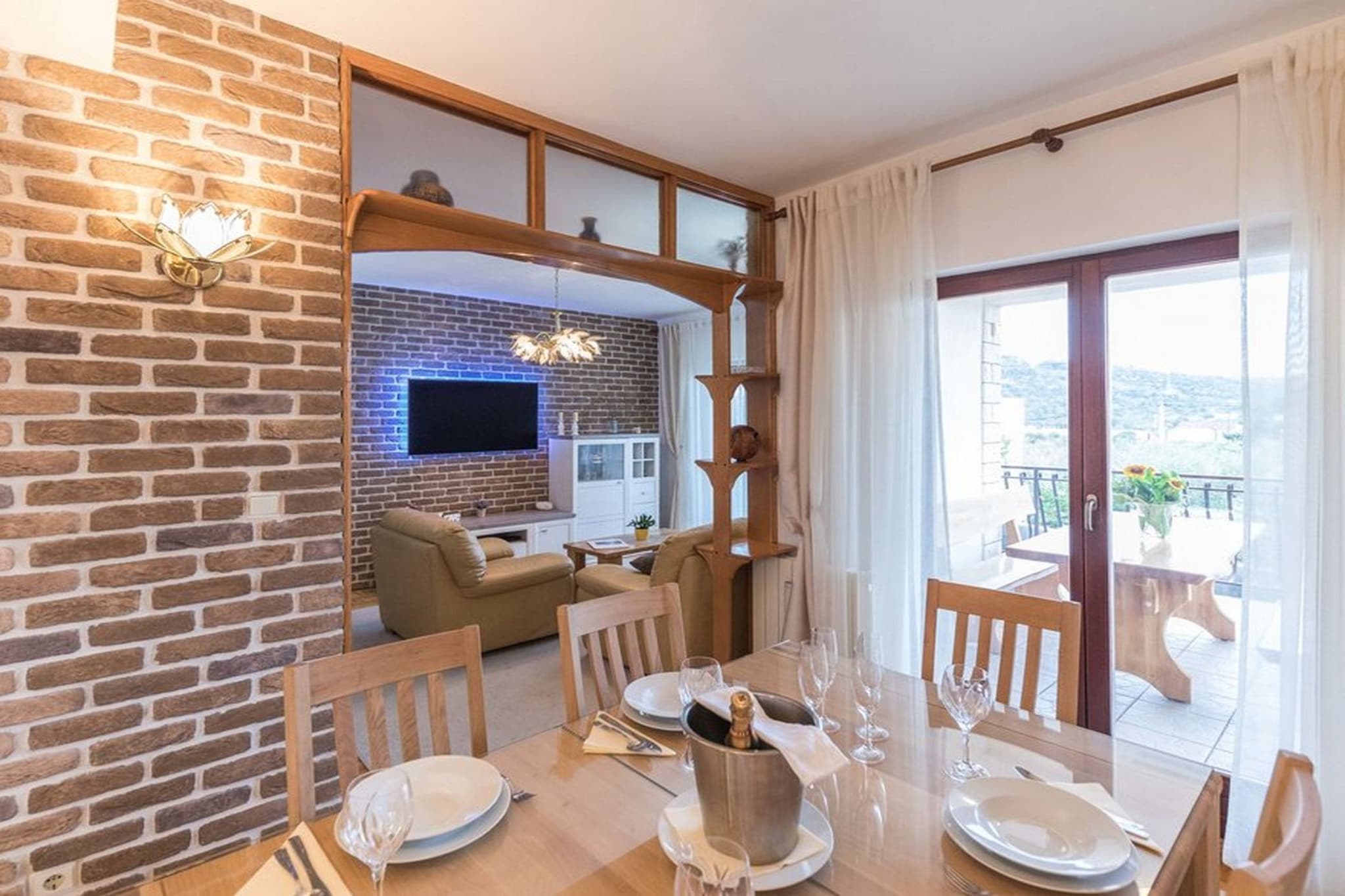 Relaxing Holiday Home with Pool, Fitness Area, and Entertainment Facilities - Six Bedroom Holiday Home-Esszimmer