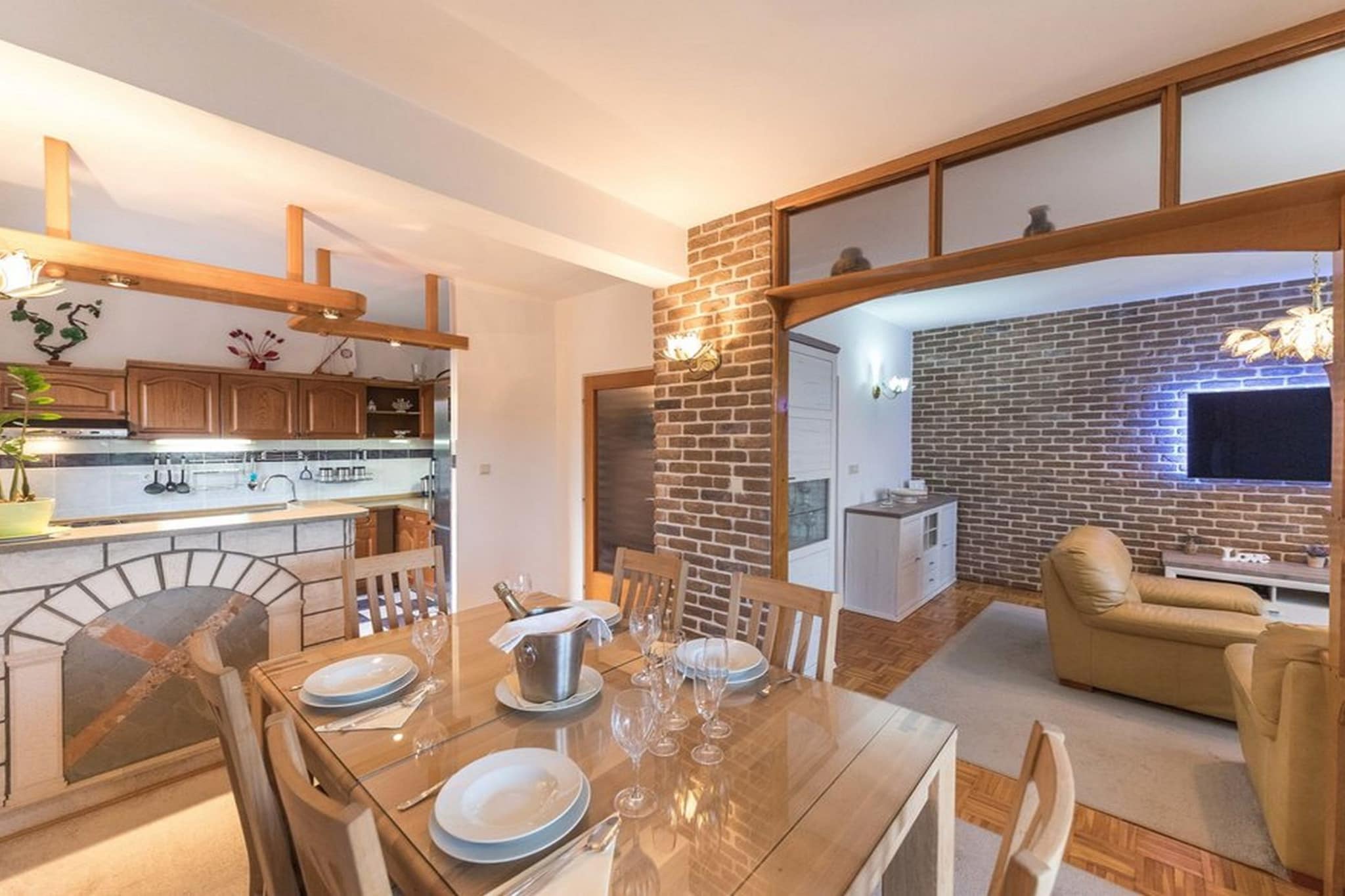 Relaxing Holiday Home with Pool, Fitness Area, and Entertainment Facilities - Six Bedroom Holiday Home-Esszimmer