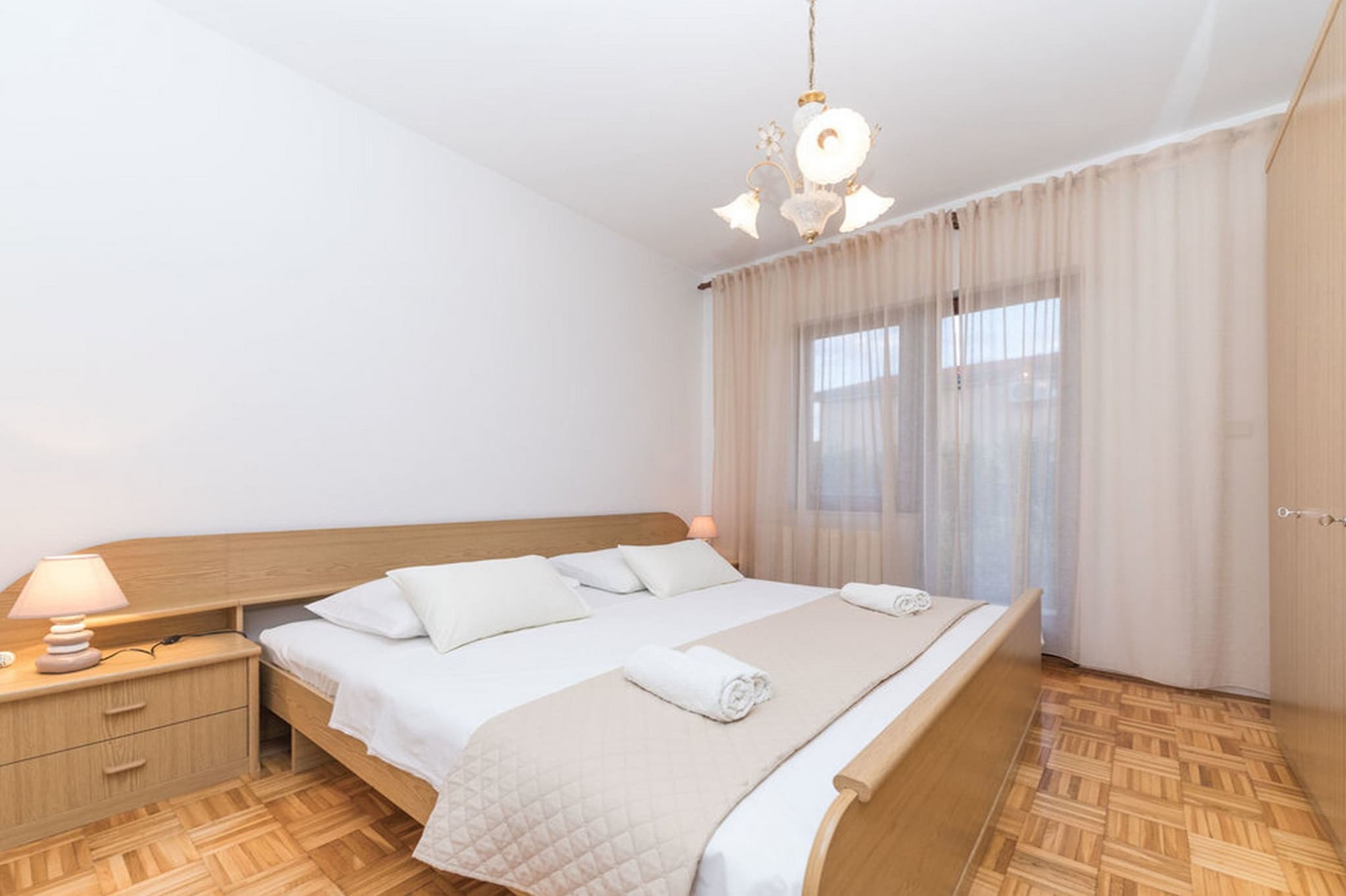 Relaxing Holiday Home with Pool, Fitness Area, and Entertainment Facilities - Six Bedroom Holiday Home-Schlafzimmer