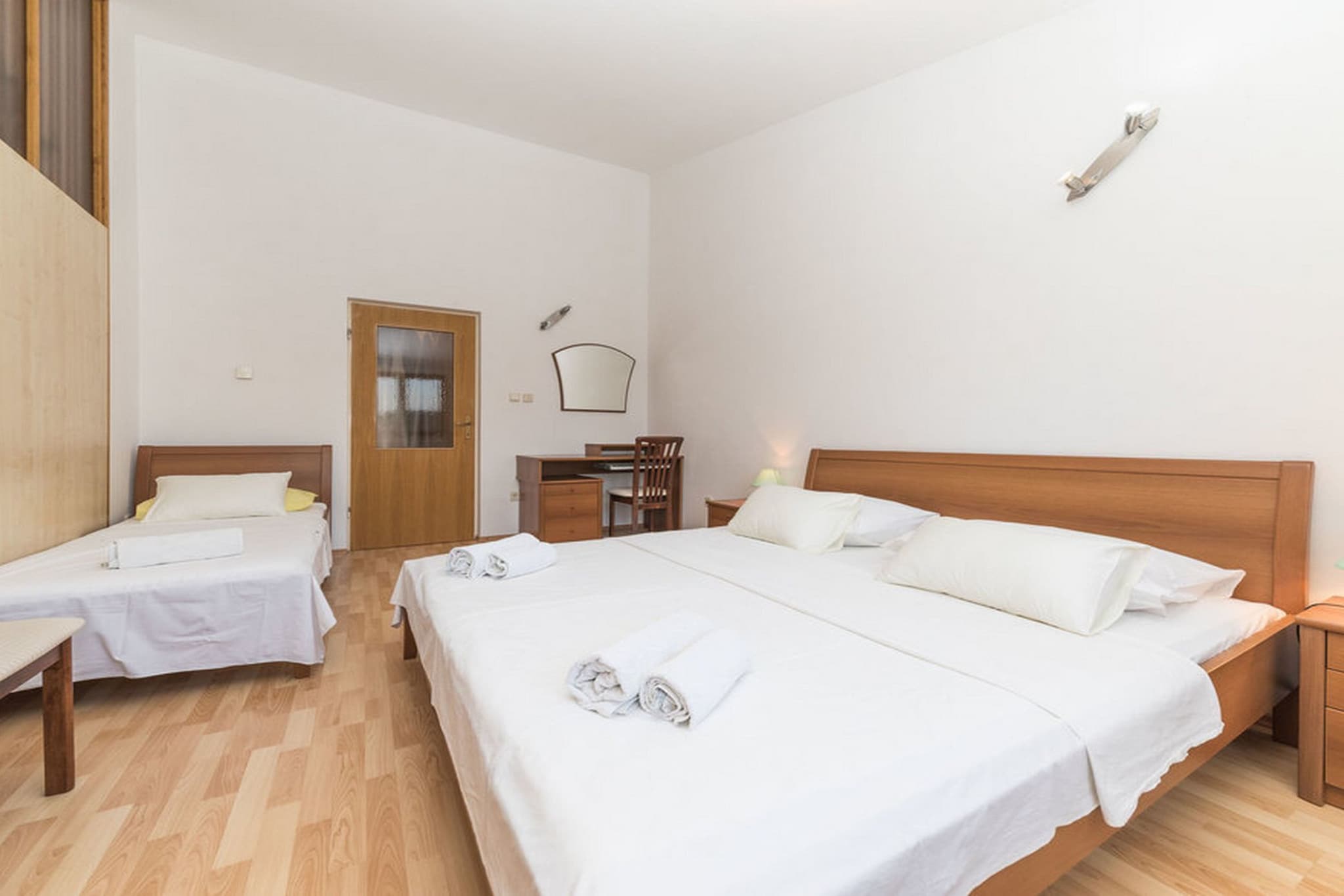 Relaxing Holiday Home with Pool, Fitness Area, and Entertainment Facilities - Six Bedroom Holiday Home-Schlafzimmer