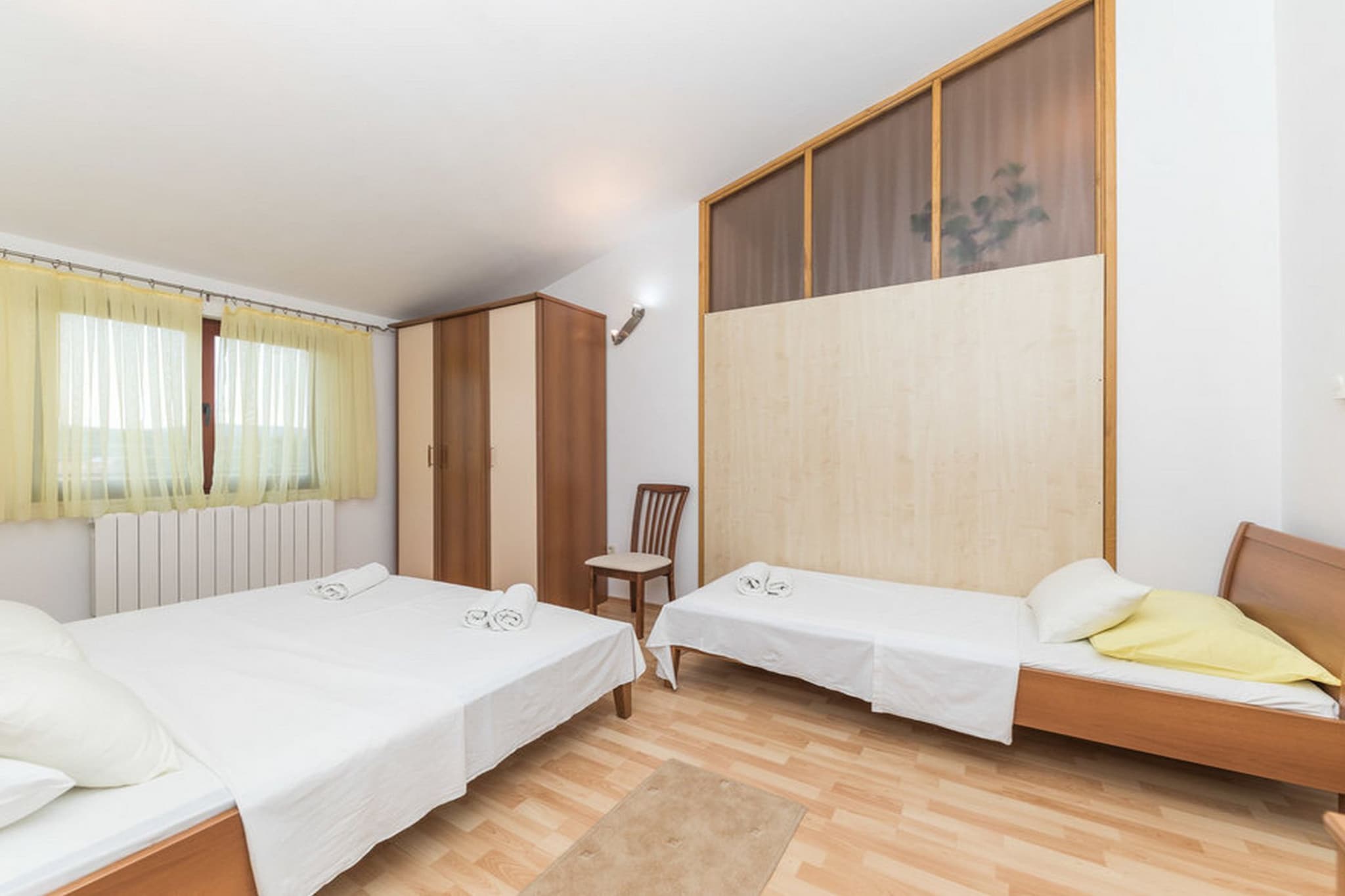 Relaxing Holiday Home with Pool, Fitness Area, and Entertainment Facilities - Six Bedroom Holiday Home-Schlafzimmer