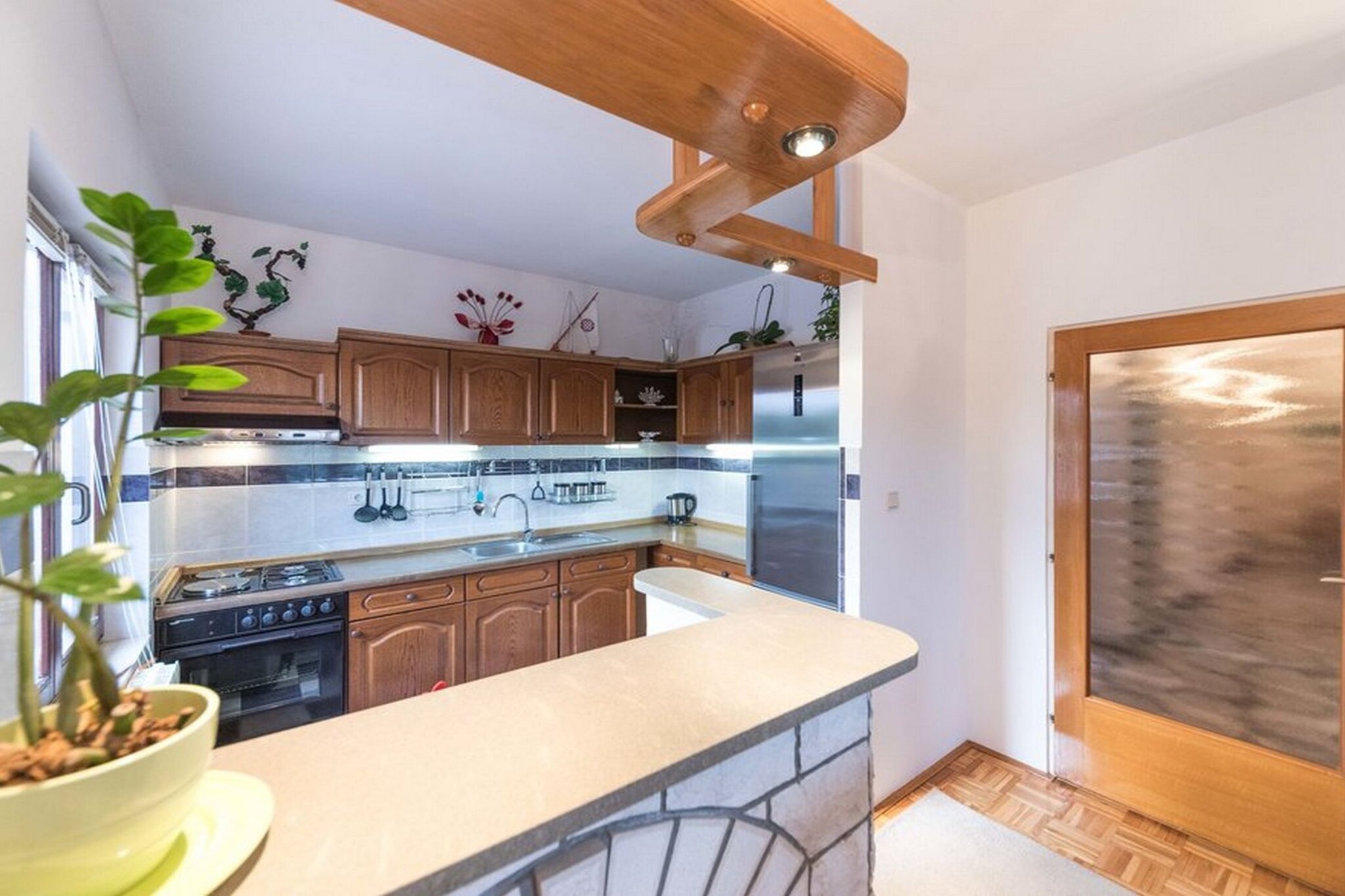 Relaxing Holiday Home with Pool, Fitness Area, and Entertainment Facilities - Six Bedroom Holiday Home-Küche