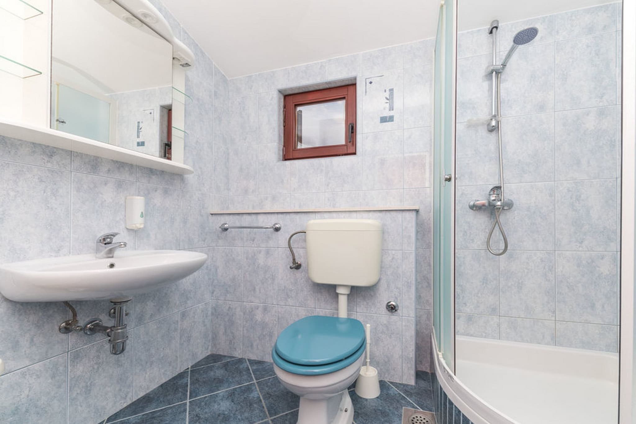 Relaxing Holiday Home with Pool, Fitness Area, and Entertainment Facilities - Six Bedroom Holiday Home-Badezimmer