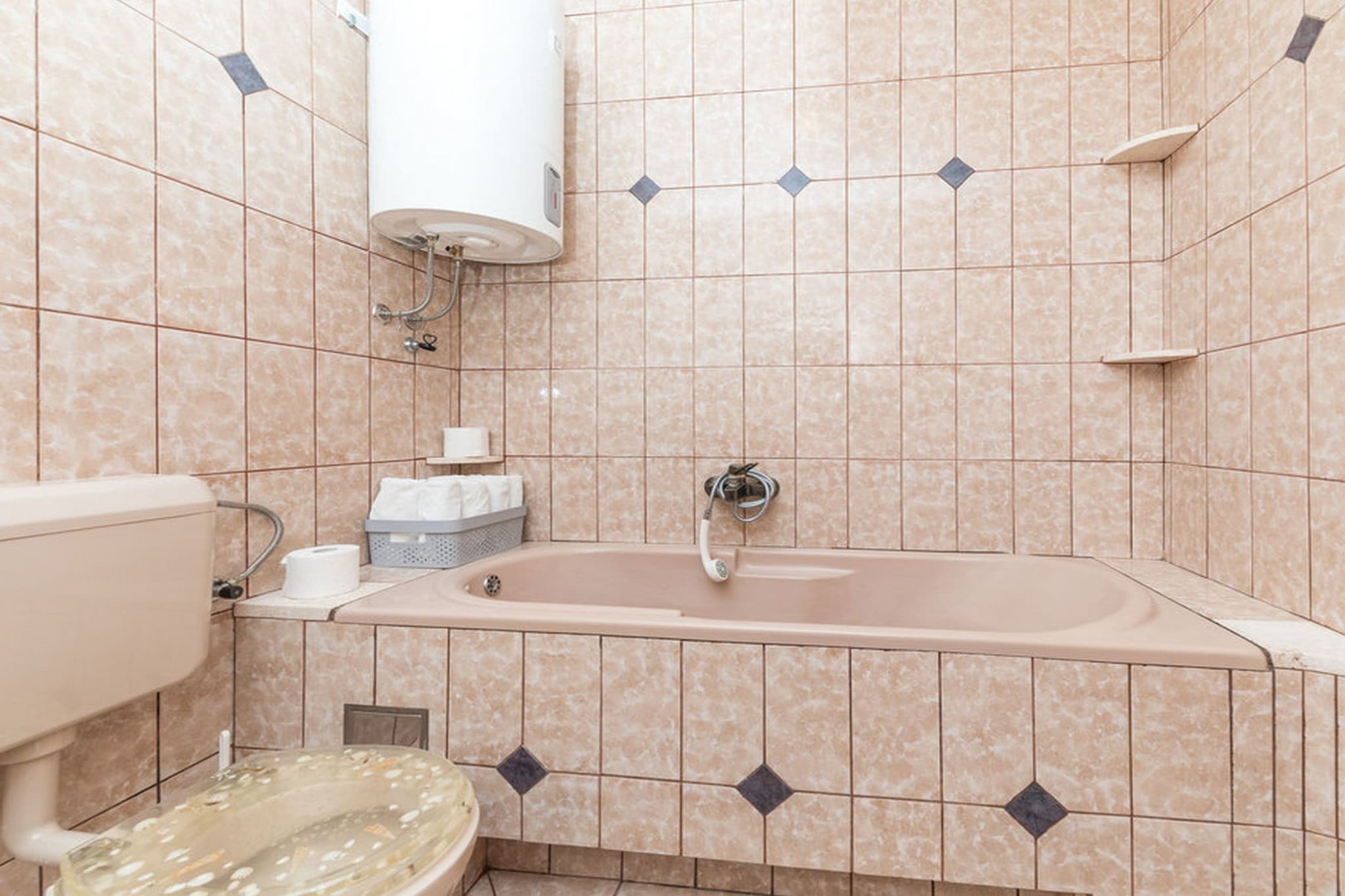 Relaxing Holiday Home with Pool, Fitness Area, and Entertainment Facilities - Six Bedroom Holiday Home-Badezimmer