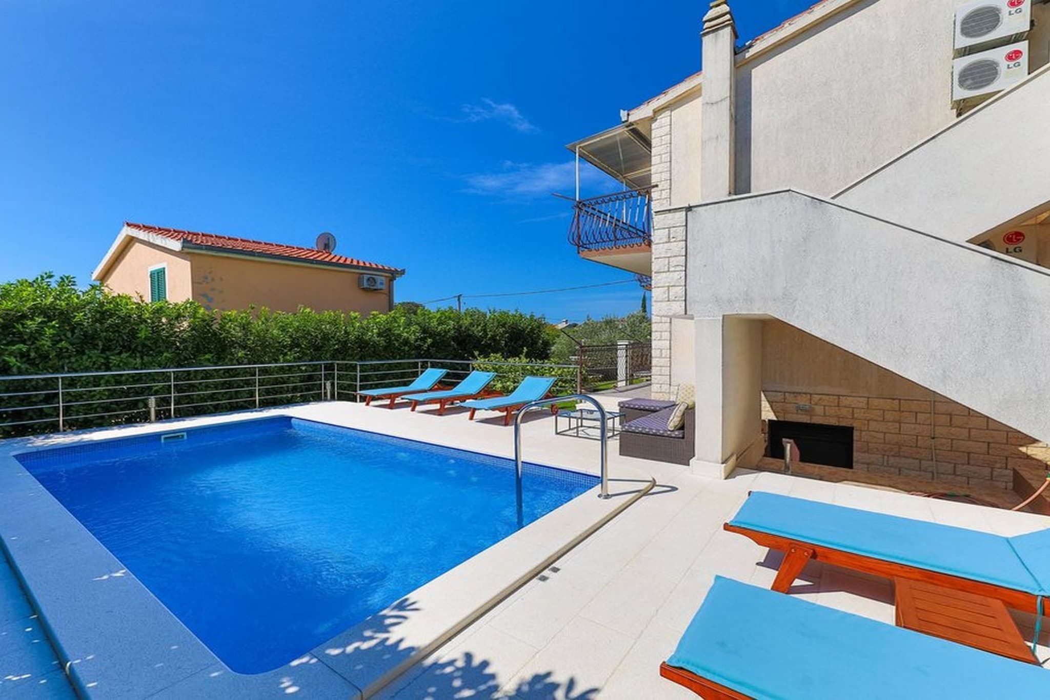 Relaxing Holiday Home with Pool, Fitness Area, and Entertainment Facilities - Six Bedroom Holiday Home-Schwimmbad