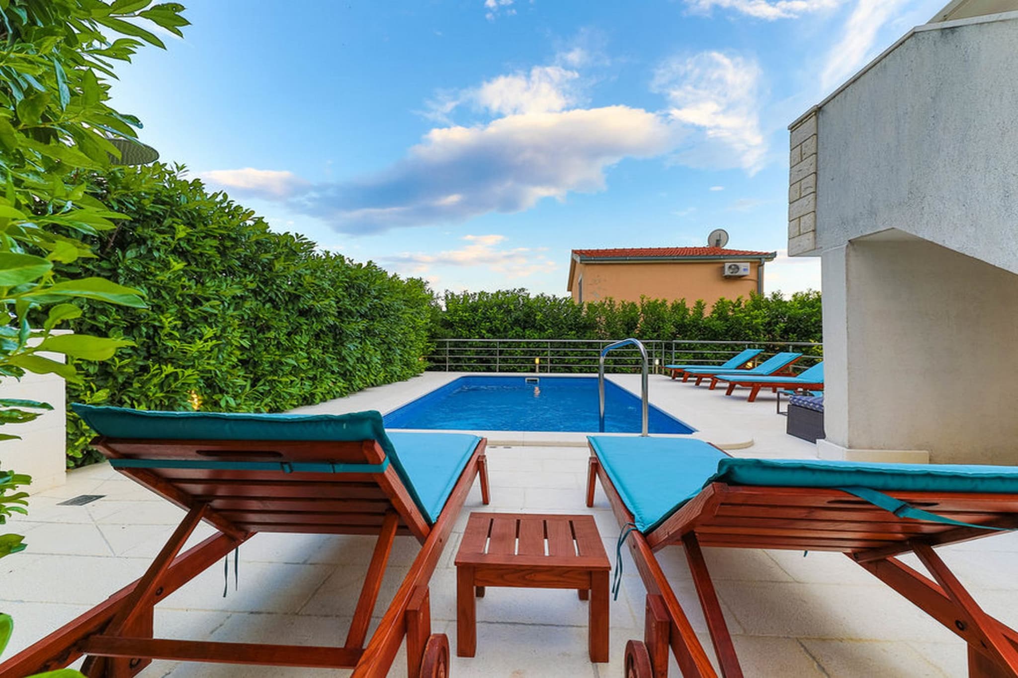 Relaxing Holiday Home with Pool, Fitness Area, and Entertainment Facilities - Six Bedroom Holiday Home-Schwimmbad