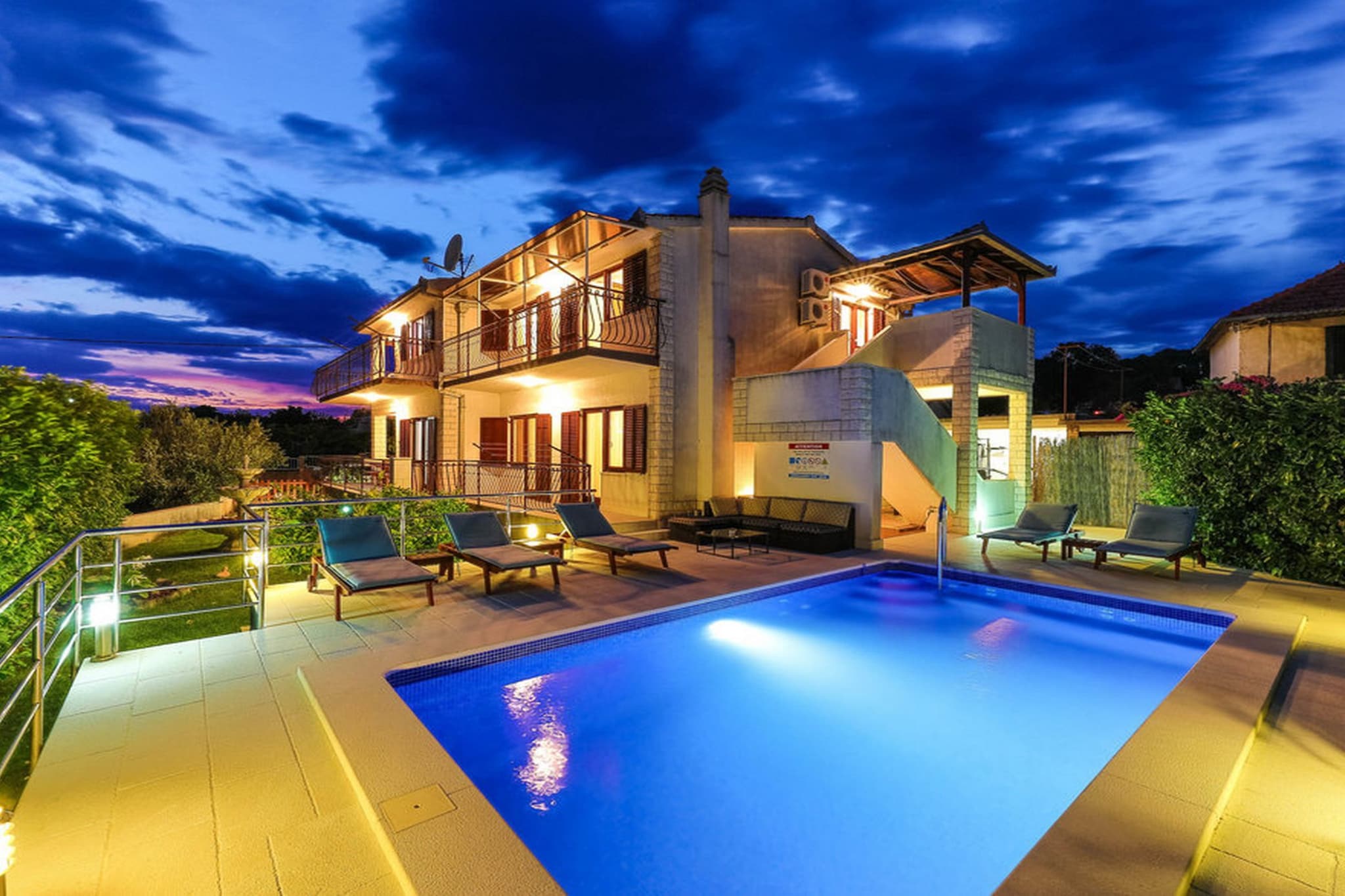 Relaxing Holiday Home with Pool, Fitness Area, and Entertainment Facilities - Six Bedroom Holiday Home-Schwimmbad