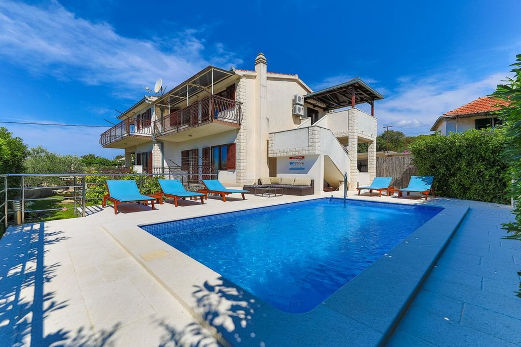 Relaxing Holiday Home with Pool, Fitness Area, and Entertainment Facilities - Six Bedroom Holiday Home-Schwimmbad