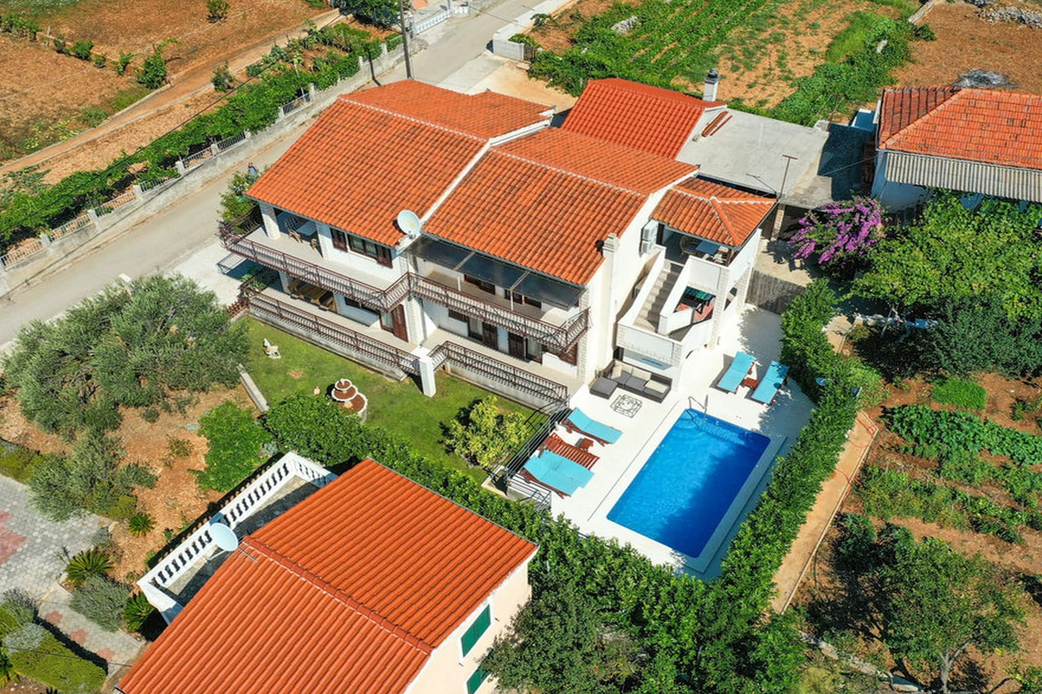 Relaxing Holiday Home with Pool, Fitness Area, and Entertainment Facilities - Six Bedroom Holiday Home